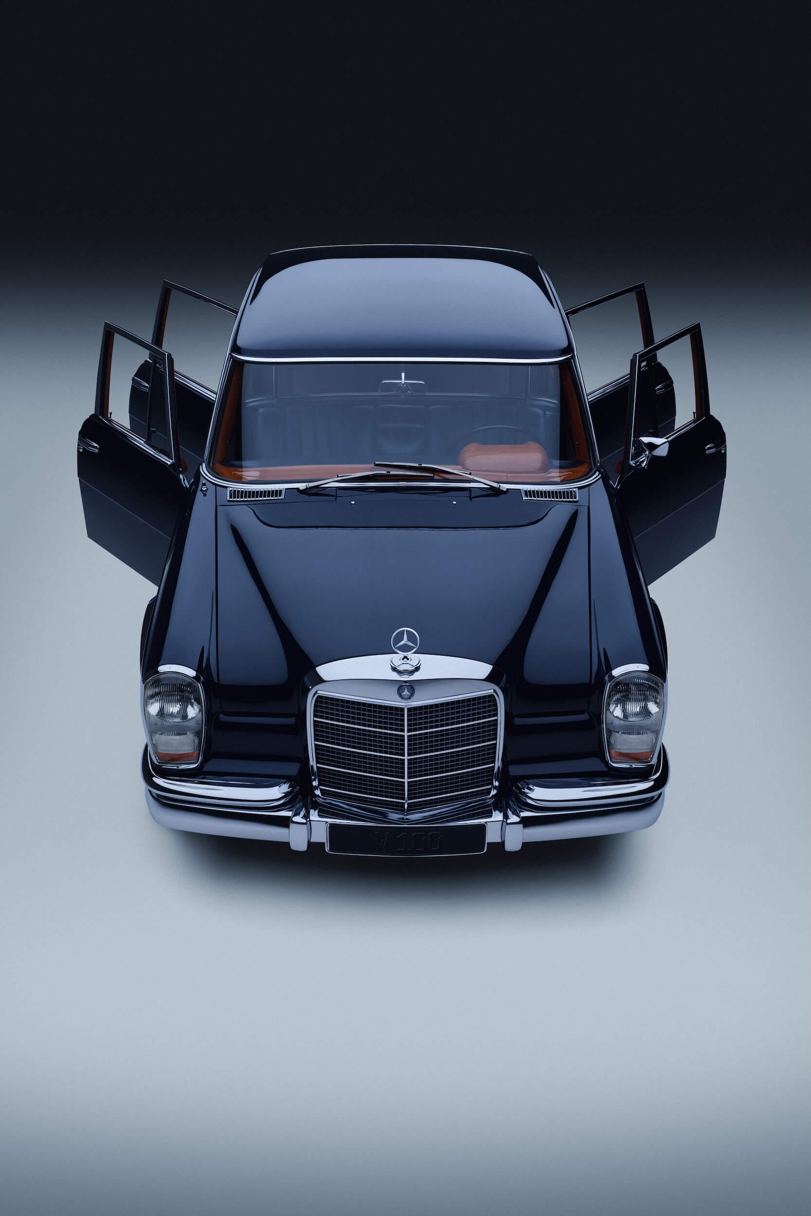 Mercedes-Benz 600（W 100）於1963年問世，以領先時代 的工程技術與極致豪華定位，樹立豪華旗艦轎車的新標竿。