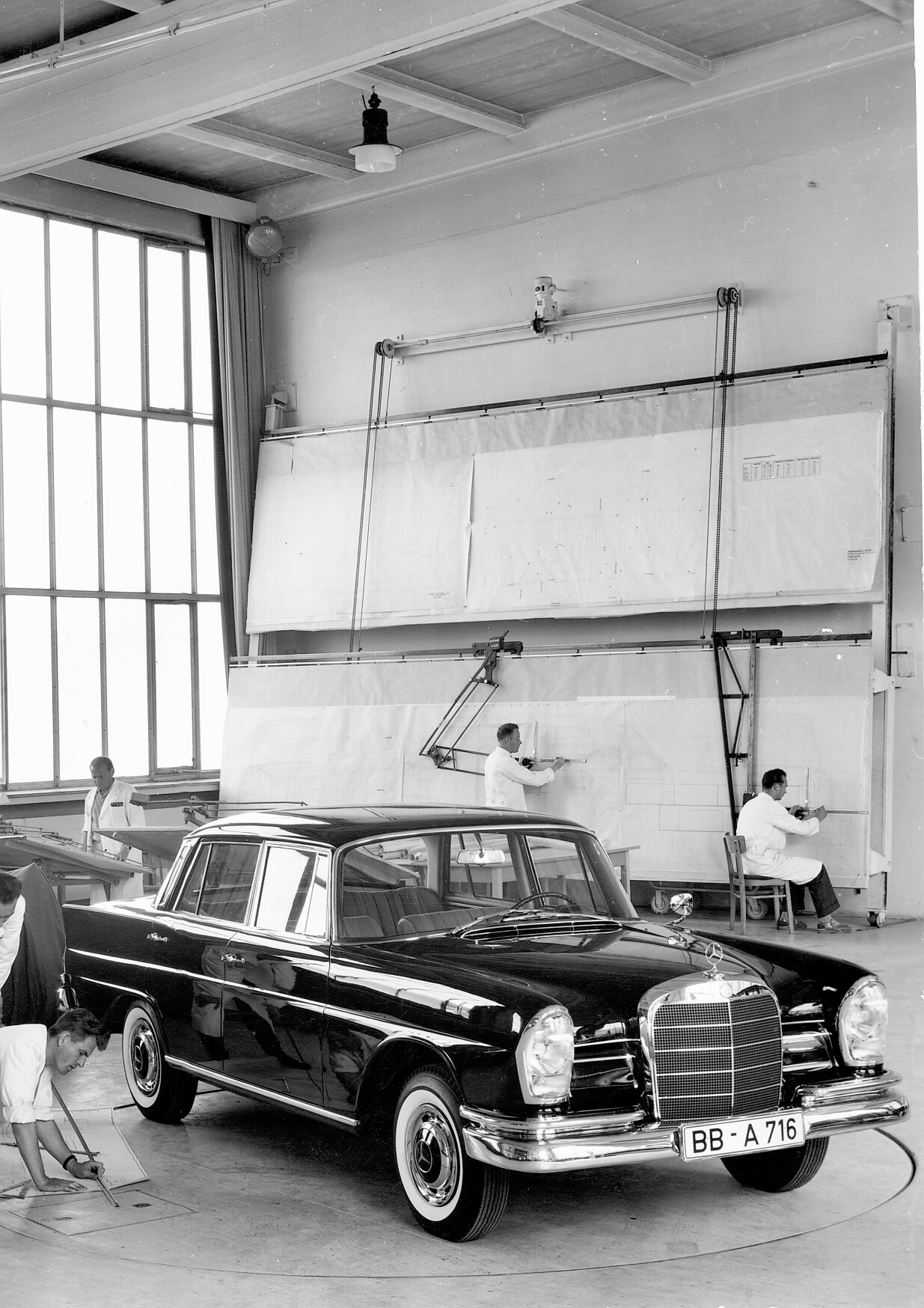 設計工作室裡正打造 Mercedes-Benz 220 SE「Fintail」（W 111，1959 年至 1965年）。