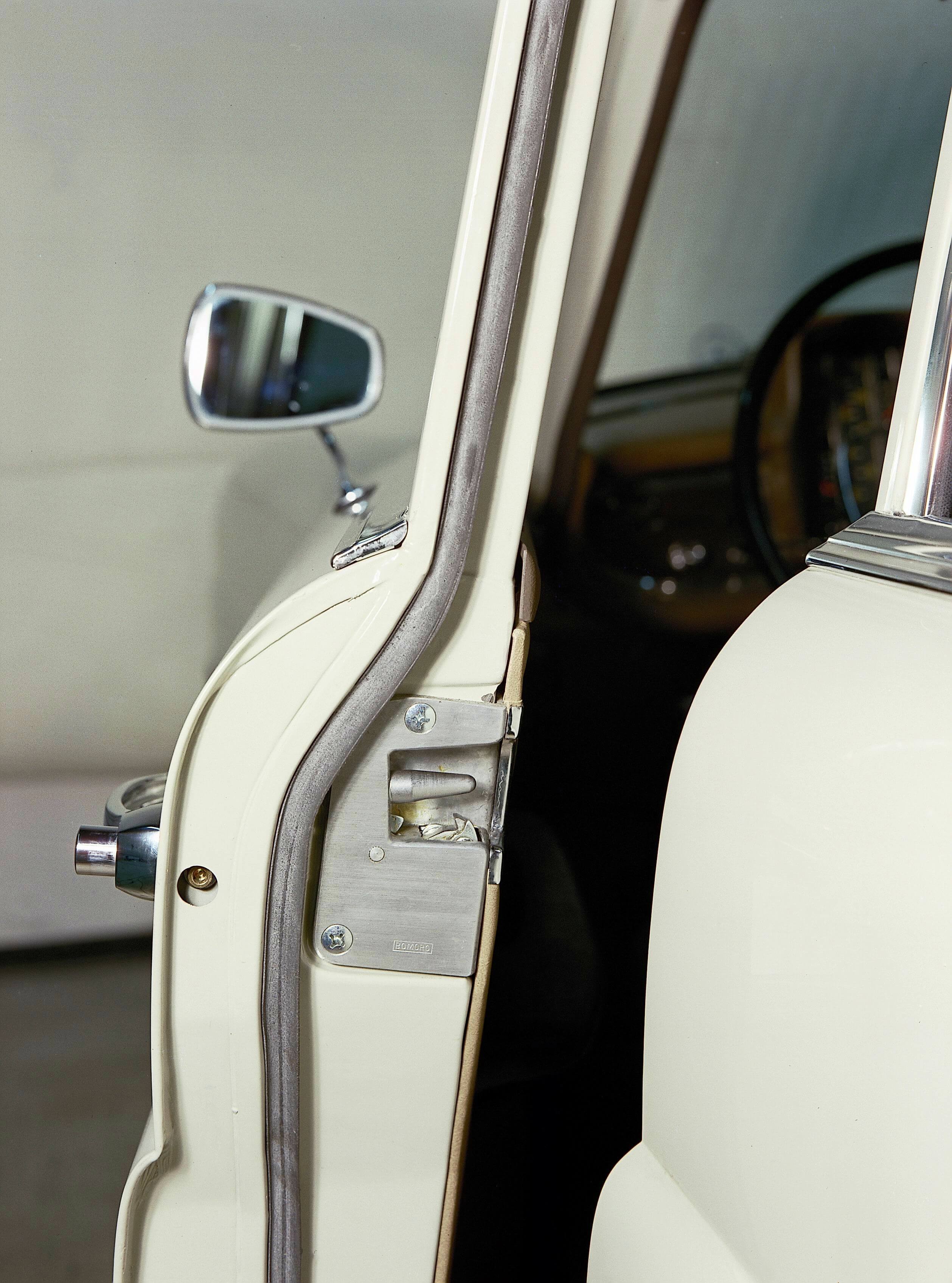 1959 年，Mercedes-Benz W 111 車型系列豪華轎車首次標配了帶有兩個安全鎖扣的楔形銷門鎖。 W 111 車型系列是世界上第一款採用安全車身的乘用車，其車身由剛性乘員艙和前後吸能碰撞緩衝區組成。