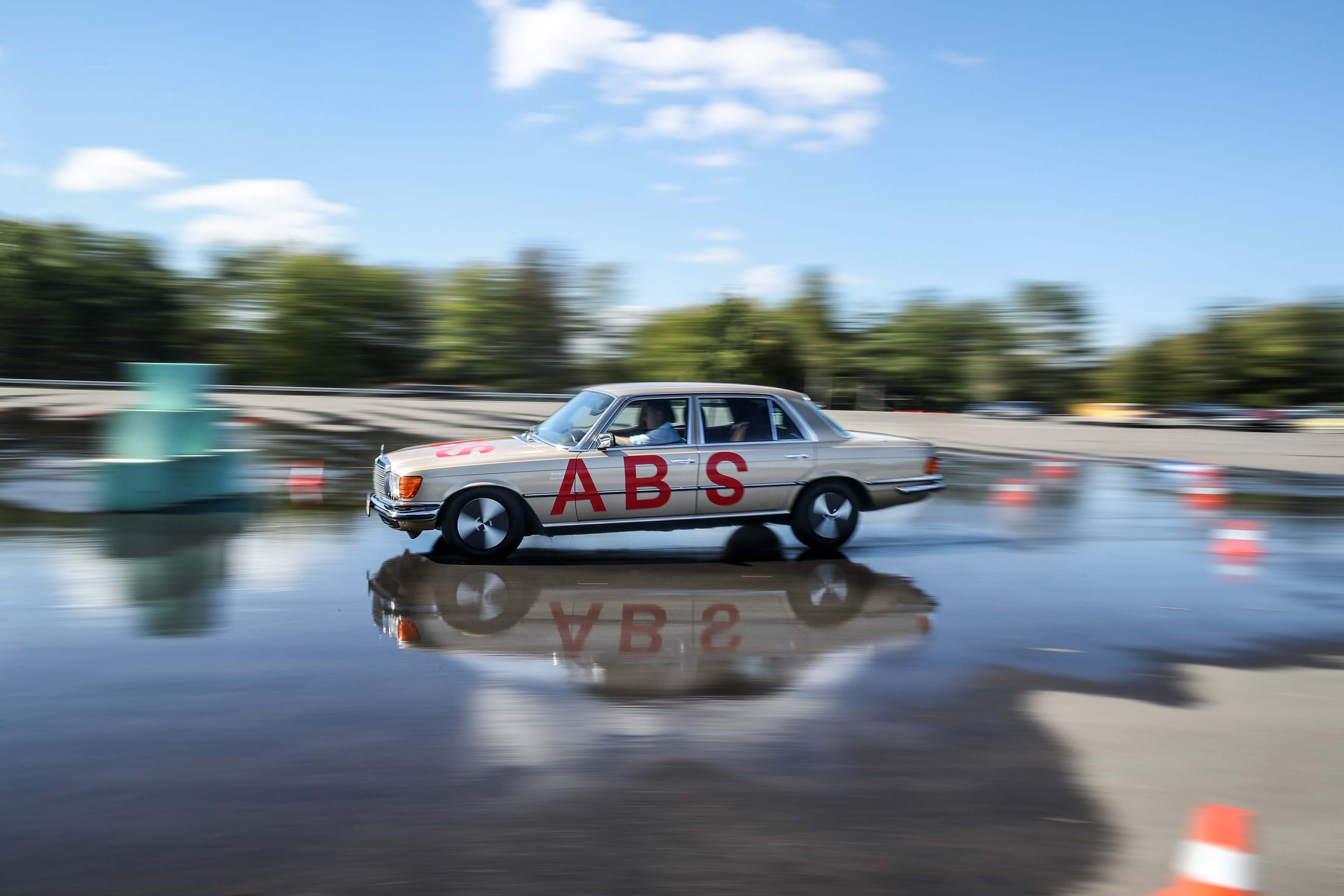 ABS 防鎖定煞車系統於1978年推出，成為汽車主動安全技術的重要里程碑。