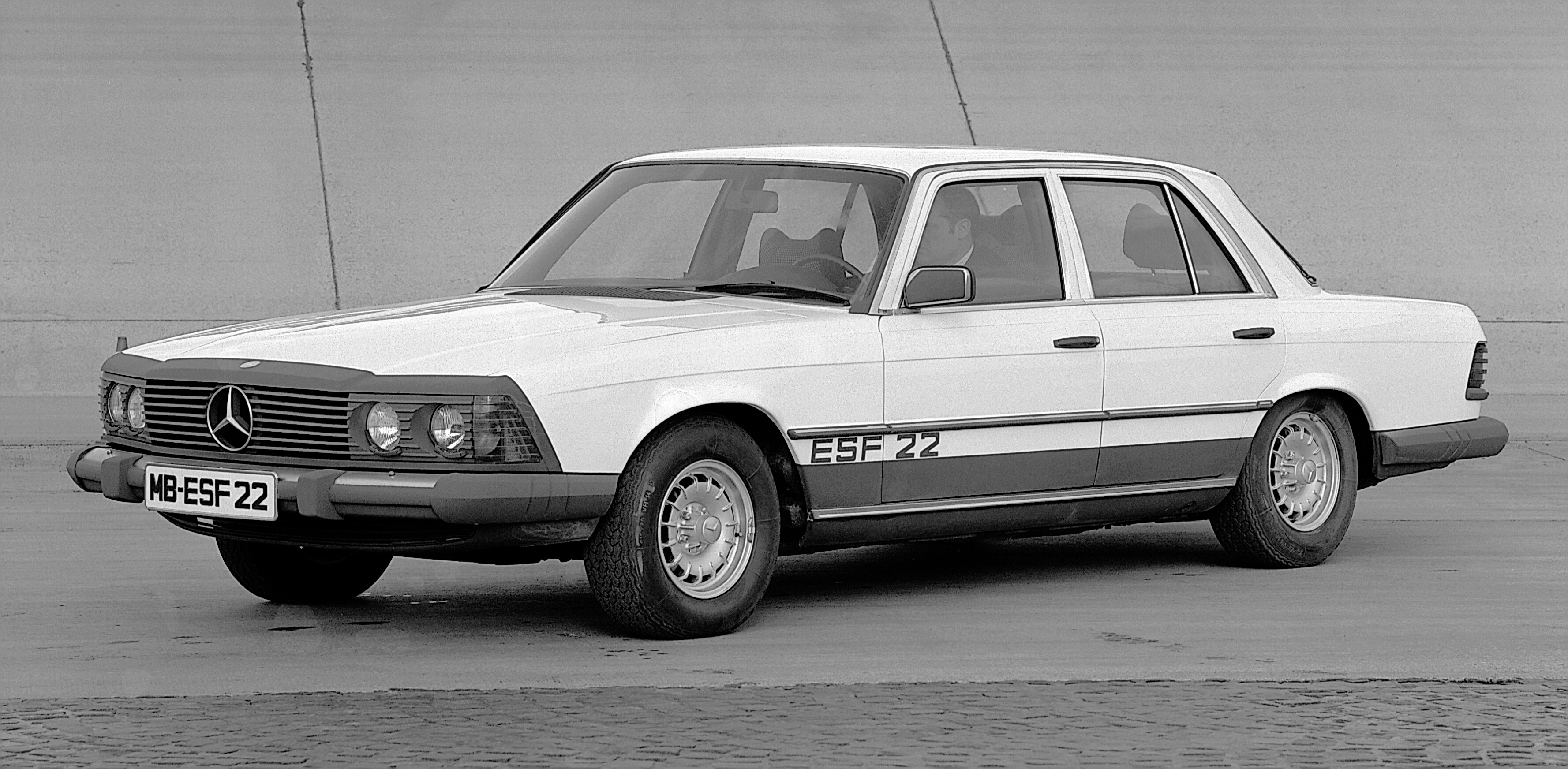 Mercedes-Benz 自 1970年代以來曾推動 ESF 實驗車平台，以實現安全技術研發。