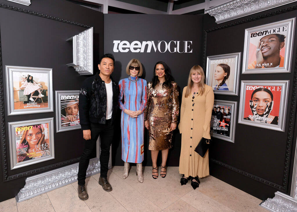 《Teen Vogue》18歲生日派對  2021年10月12日，美國紐約：左起為設計師普拉巴爾・古隆（Prabal Gurung）、安娜・溫圖（Anna Wintour）、《Teen Vogue》總編輯薇莎・夏瑪（Versha Sharma）、艾咪・艾斯特利（Amy Astley）。四人出席在紐約The Standard East Village酒店舉辦的《Teen Vogue》18歲生日派對。（圖片來源：Michael Loccisano/Getty Images）