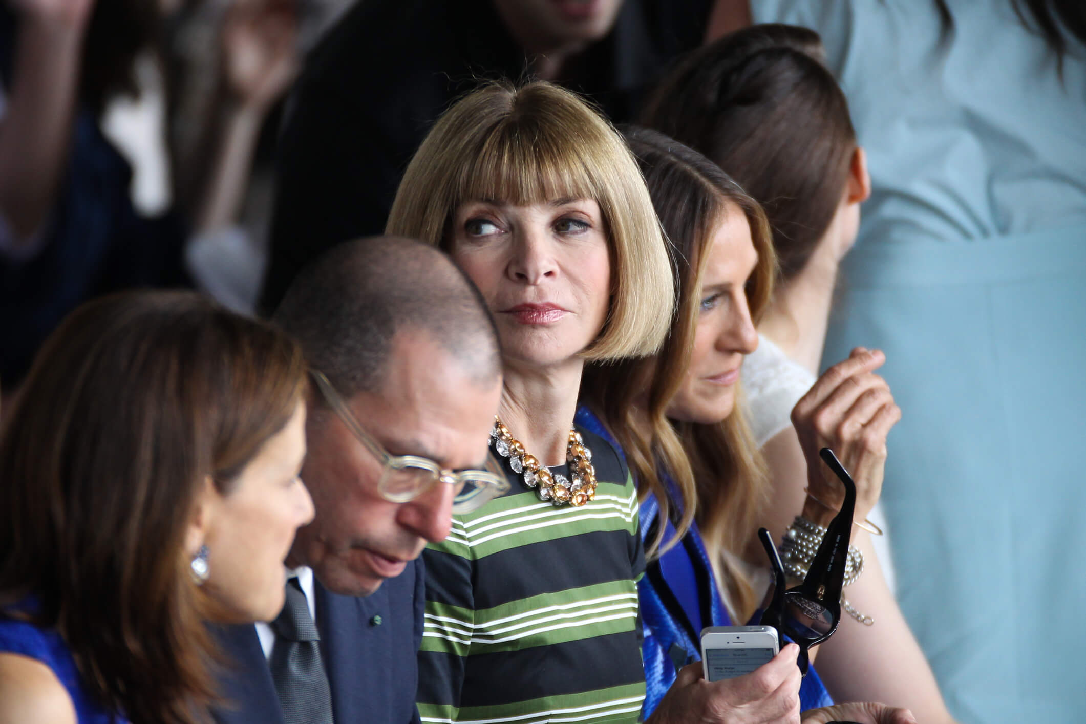 2014年9月11日，安娜・溫圖（Anna Wintour, 當時位任康泰納仕藝術總監）與女演員莎拉・潔西卡・派克（Sarah Jessica Parker）、魯妮・瑪拉（Rooney Mara）在Spring Studios觀看2015春季賓士紐約時裝週的Calvin Klein Collection時裝秀。（圖片來源：dreamstime）