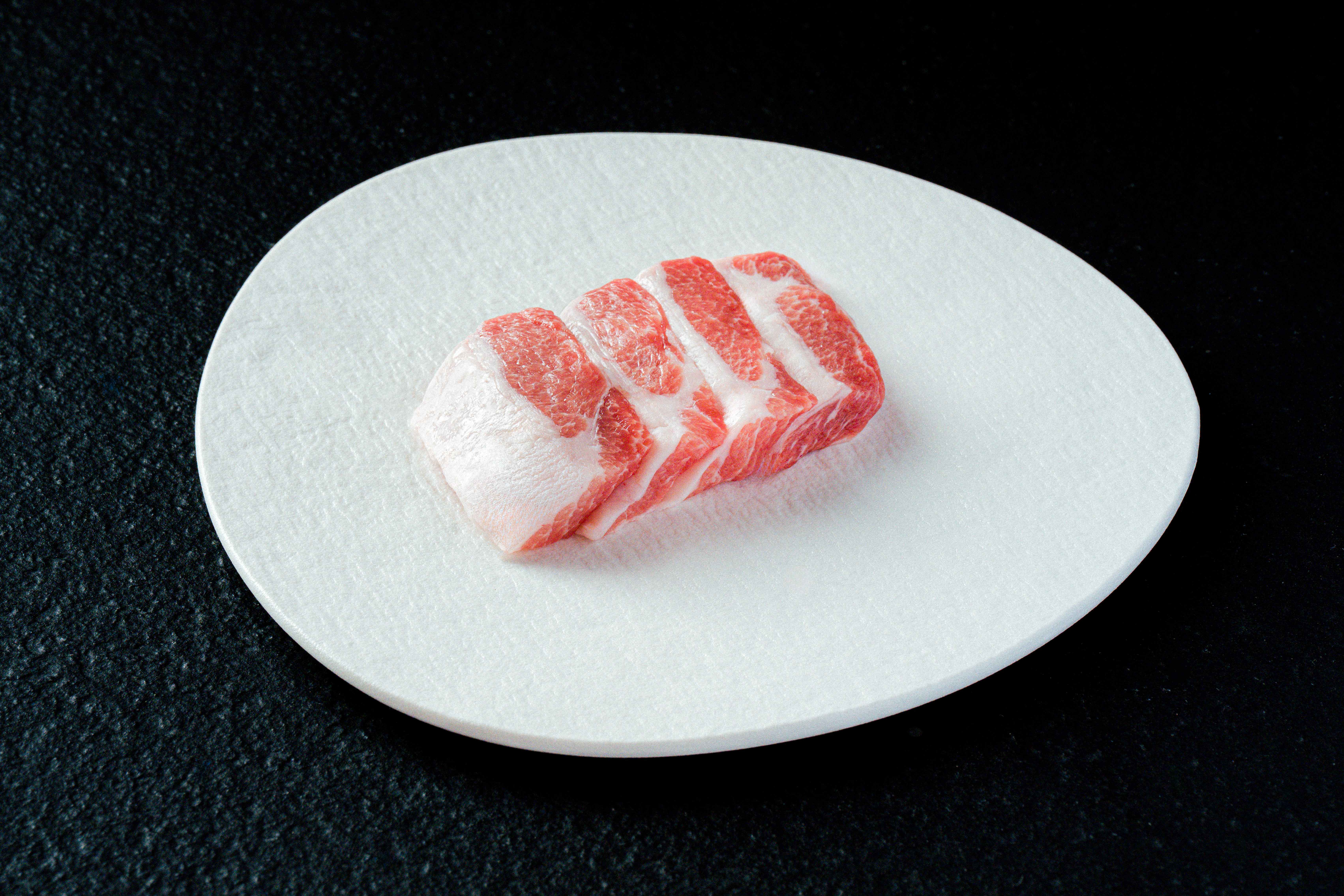 「老饕豬」淡粉色肉質十分吸睛，小火燒烤超美味。圖片提供／開展餐飲集團