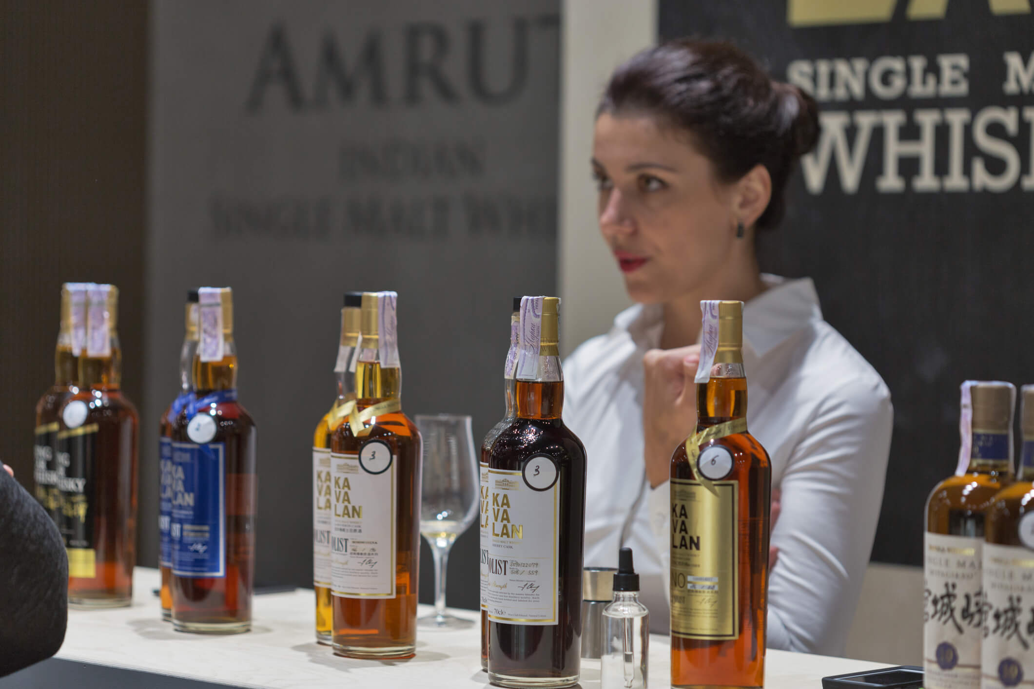 烏克蘭基輔「首屆烏克蘭威士忌品飲節」（Whisky Dram Festival）在帕爾科維展覽中心（Parkovy Exhibition Center）舉行，一名女侍酒師在亞洲單一麥芽威士忌酒廠展位前為來賓服務。圖片來源：Dreamstime