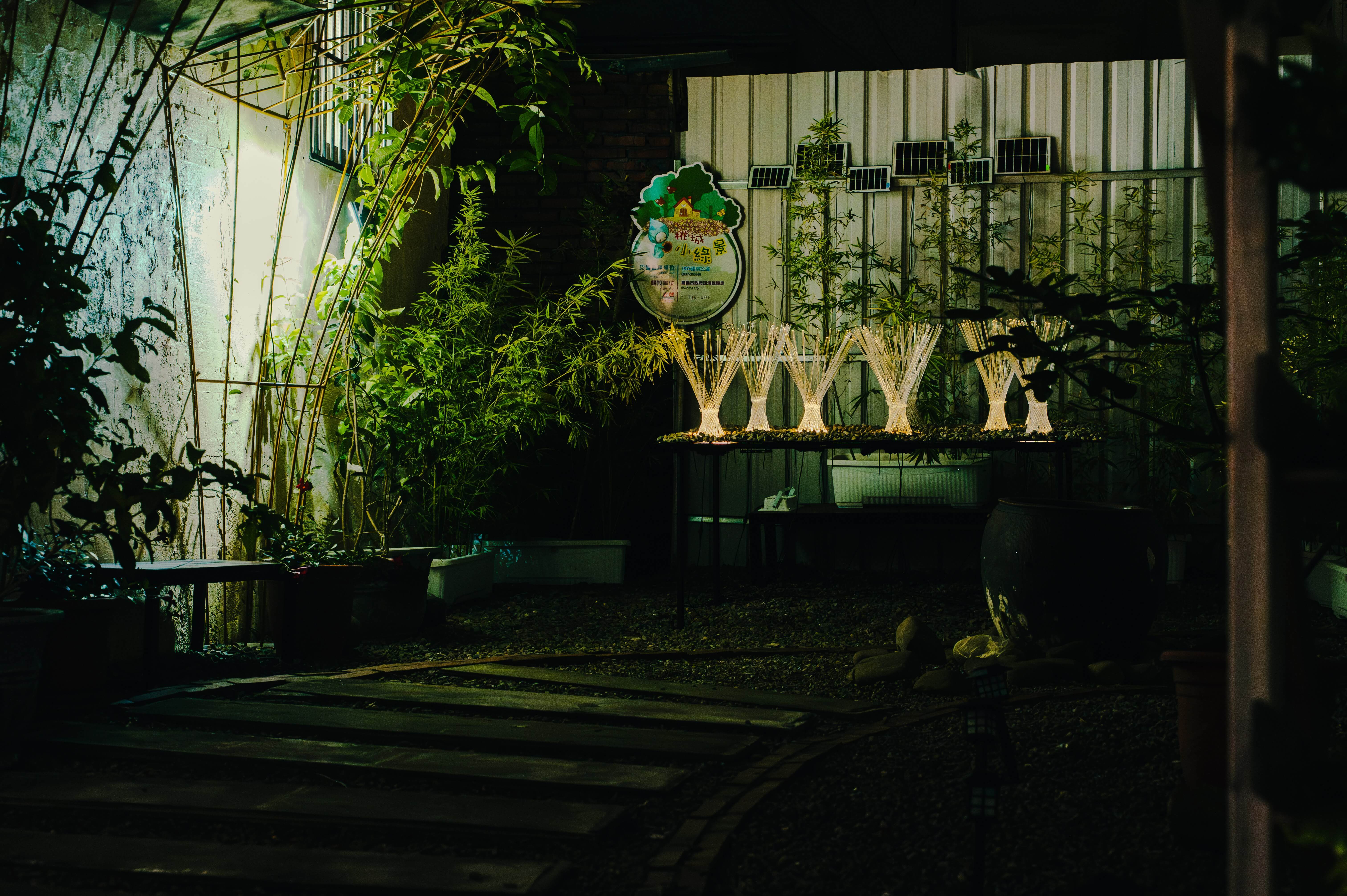 藝術家黃昱凱與陸奕純在「林森漫步 1907」的作品《熱點》。