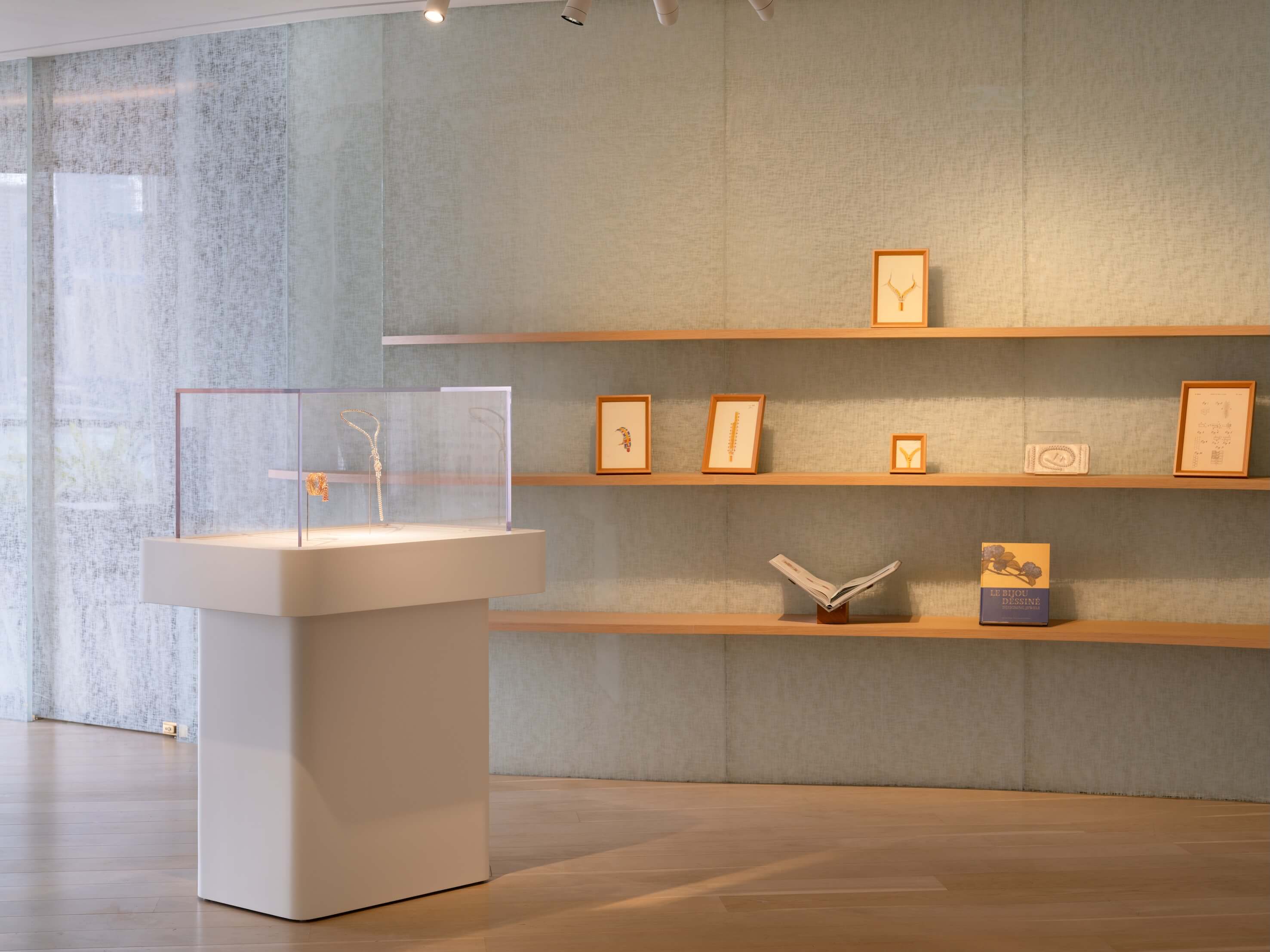 L'ÉCOLE 於亞太校區舉辦「筆脈珍傳」延伸展，展出梵克雅寶Zip項鍊及其背後故事。