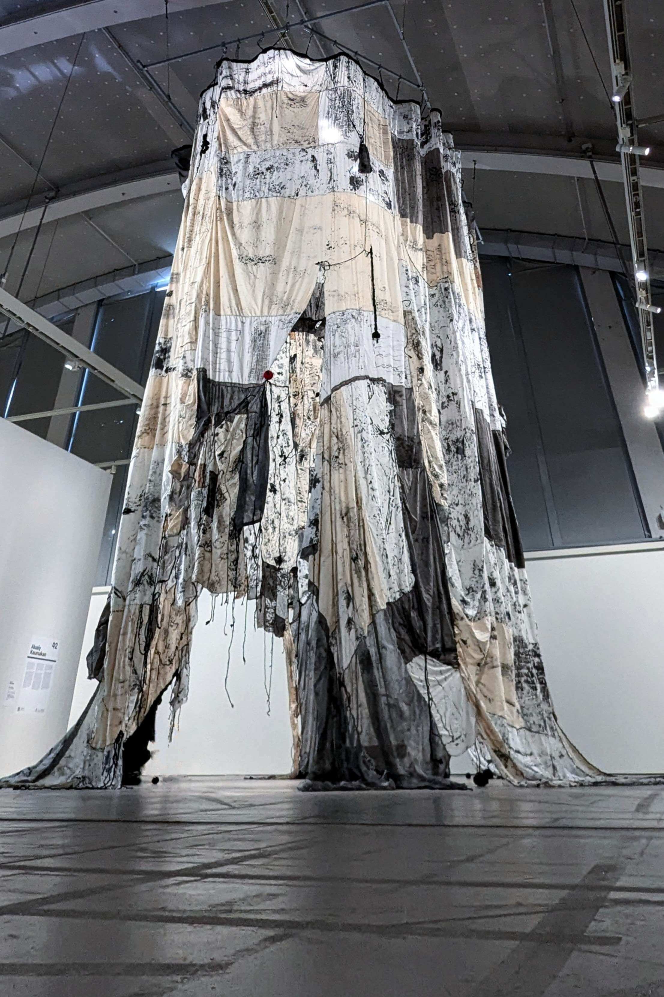 武玉玲，《拓印計畫》系列，2014 年起，布料、灰燼、各種植物汁液、墨汁，尺寸依場地而定。藝術家提供。