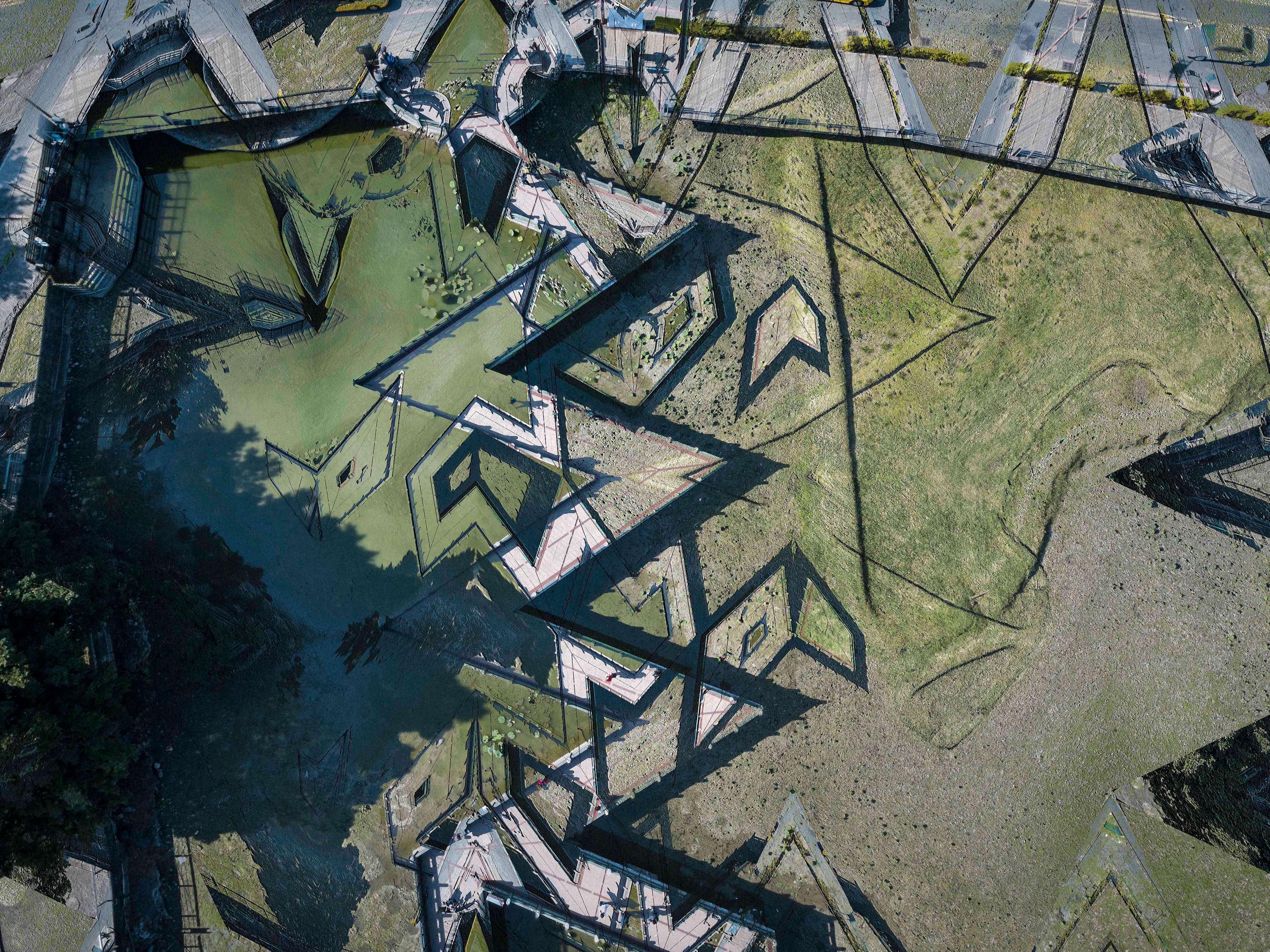 曲橋矗立於青苔與泥沼之間，彷彿隨時間沉吟。視覺翻轉之際，它褪去原本的姿態，化作純粹的幾何結構，在倒影與現實間交疊，勾勒出一場靜謐的抽象之舞。