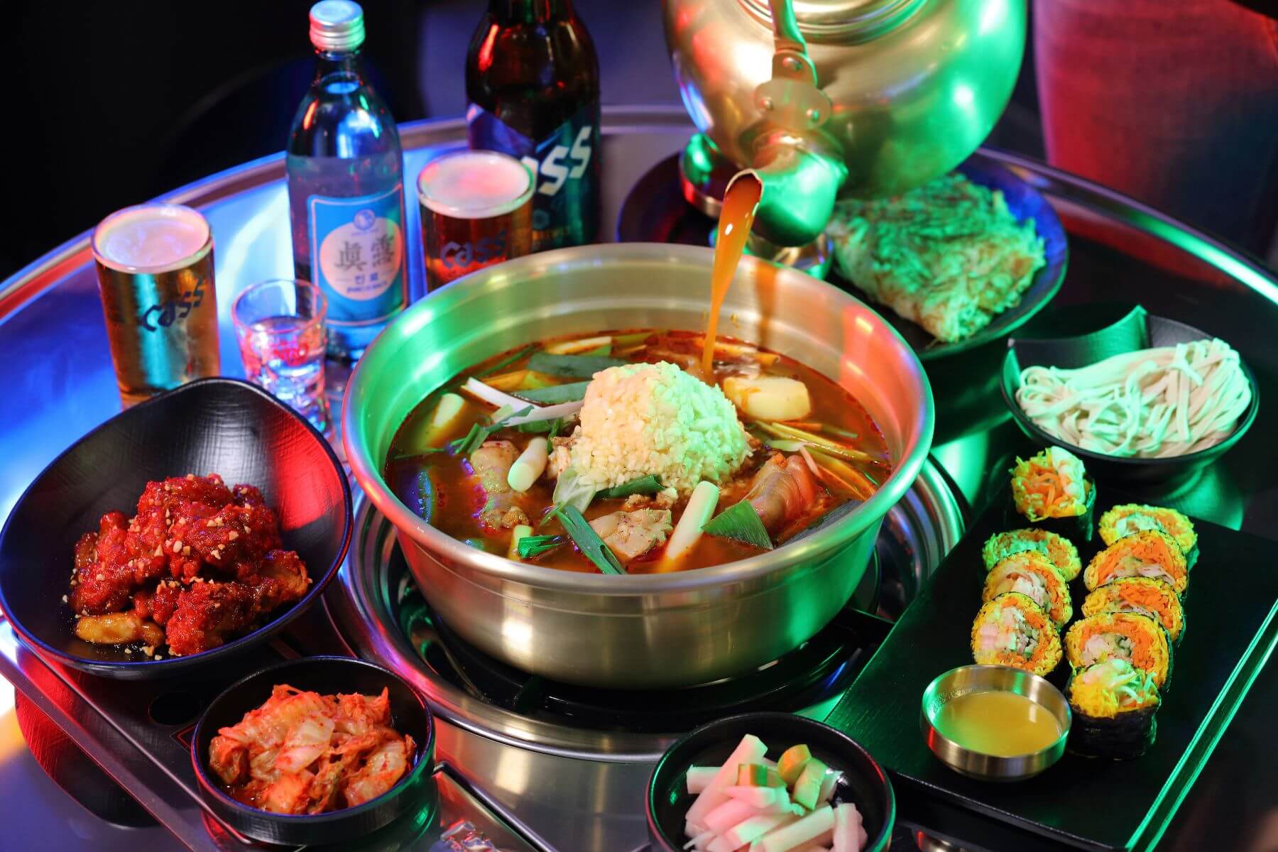 以元榆牧場黑羽土雞、有機大蔥等臺灣好食材烹調製作的元祖辣雞湯,風味香辣誘人。(圖/鐘路大多力雞湯)