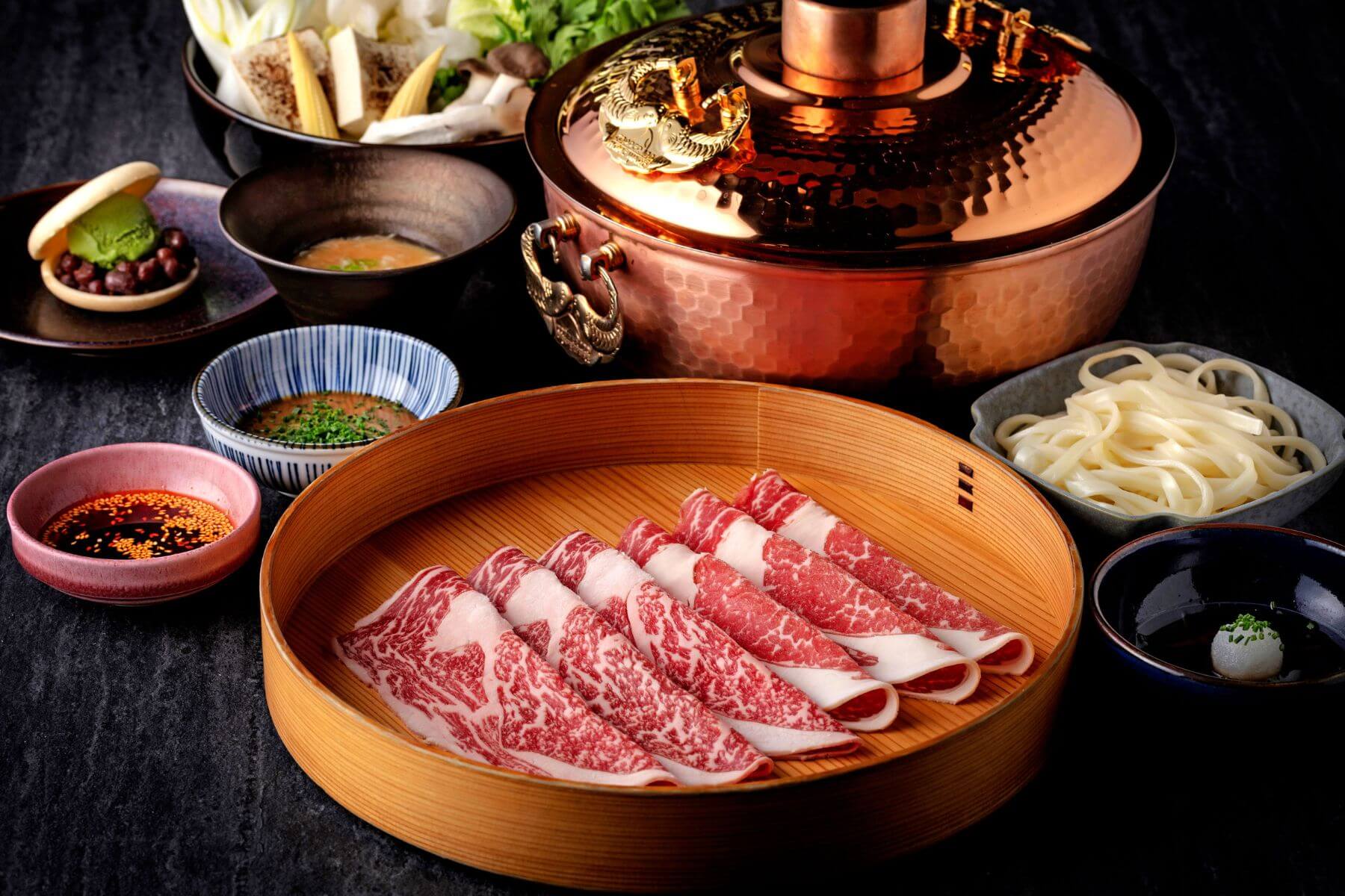 WAGYU CLUB套餐佐以自製醬料及副食。(圖/WAGYU CLUB)