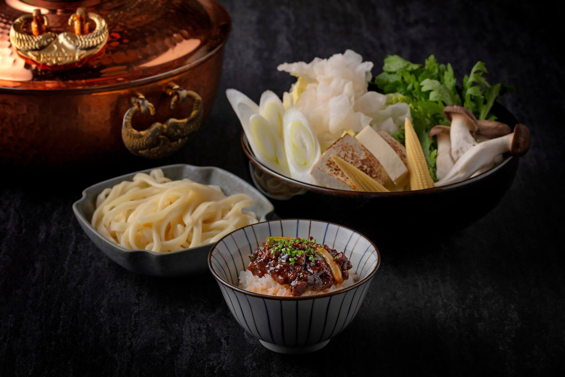 推薦加價升級、以上海菜「蔥燒烏參」為靈感的「和牛海參滷肉飯」(圖/WAGYU CLUB)