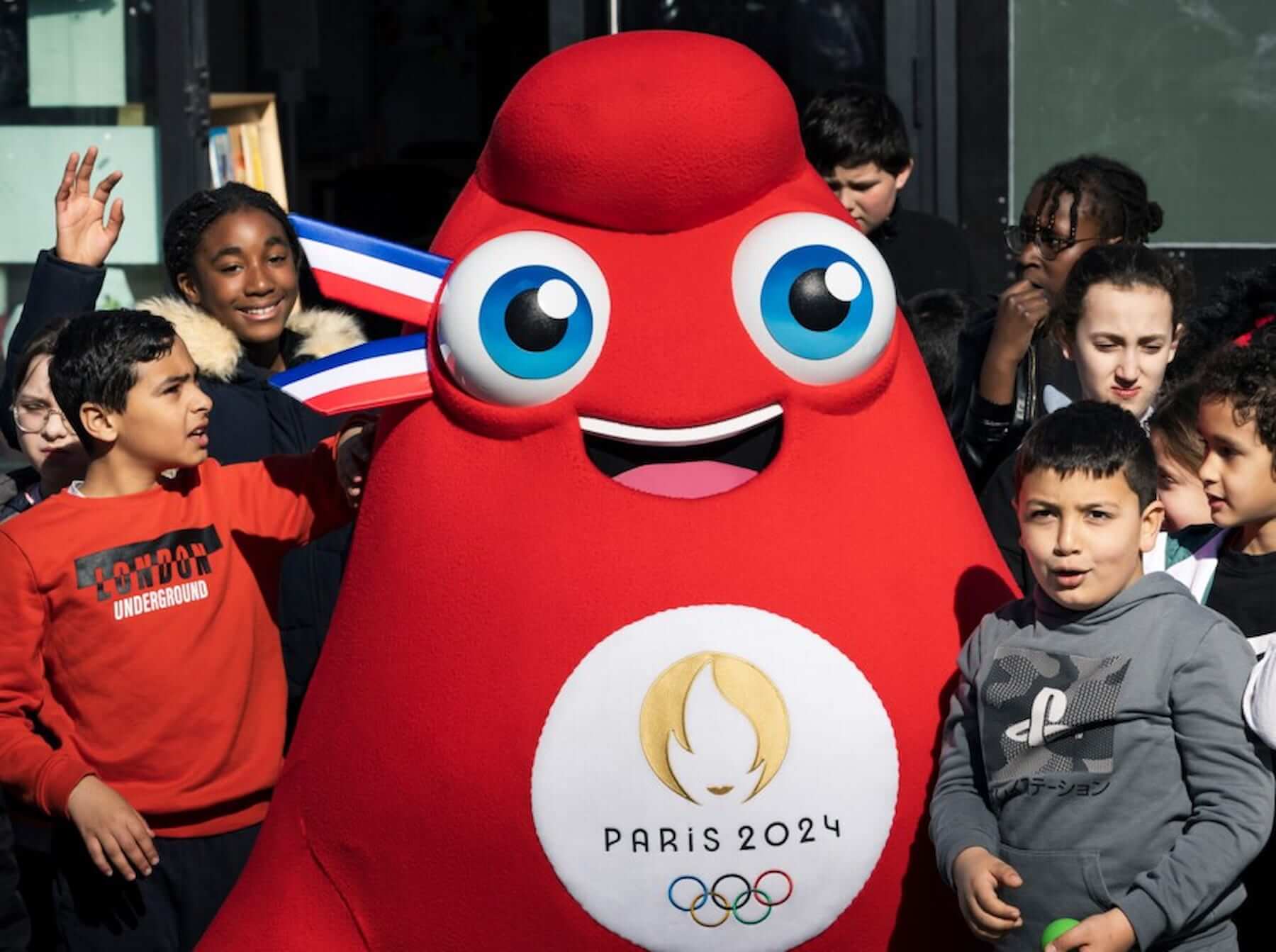 2024巴黎奧運吉祥物－弗里吉（Phryges），肚子上有巴黎奧運會徽。（圖／©Paris2024）