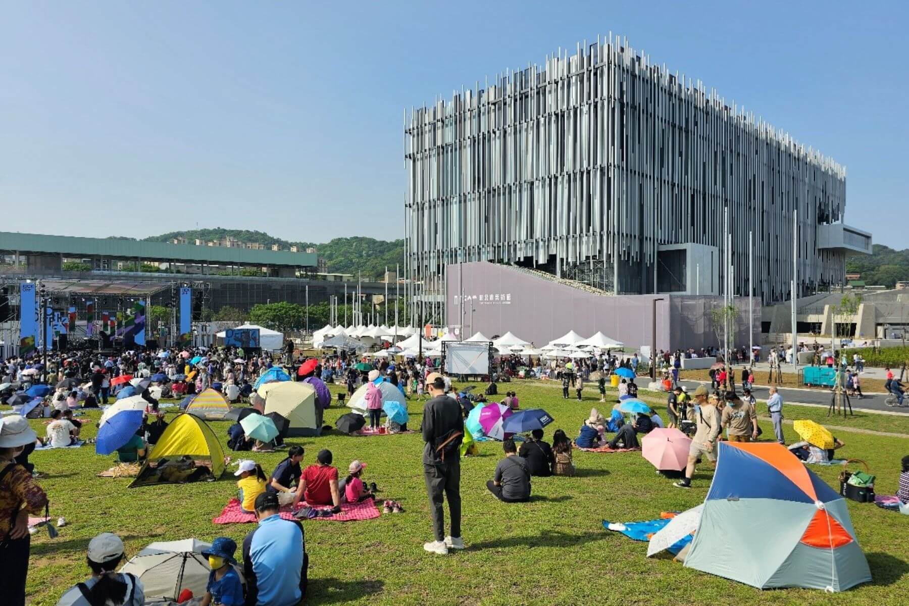 為讓社會大眾早日認識美術館，新北市美術館先行開放第一期戶外園區、圓頂藝術空間等部份場域，作為藝術推廣基地。（圖/新北市美術館提供）