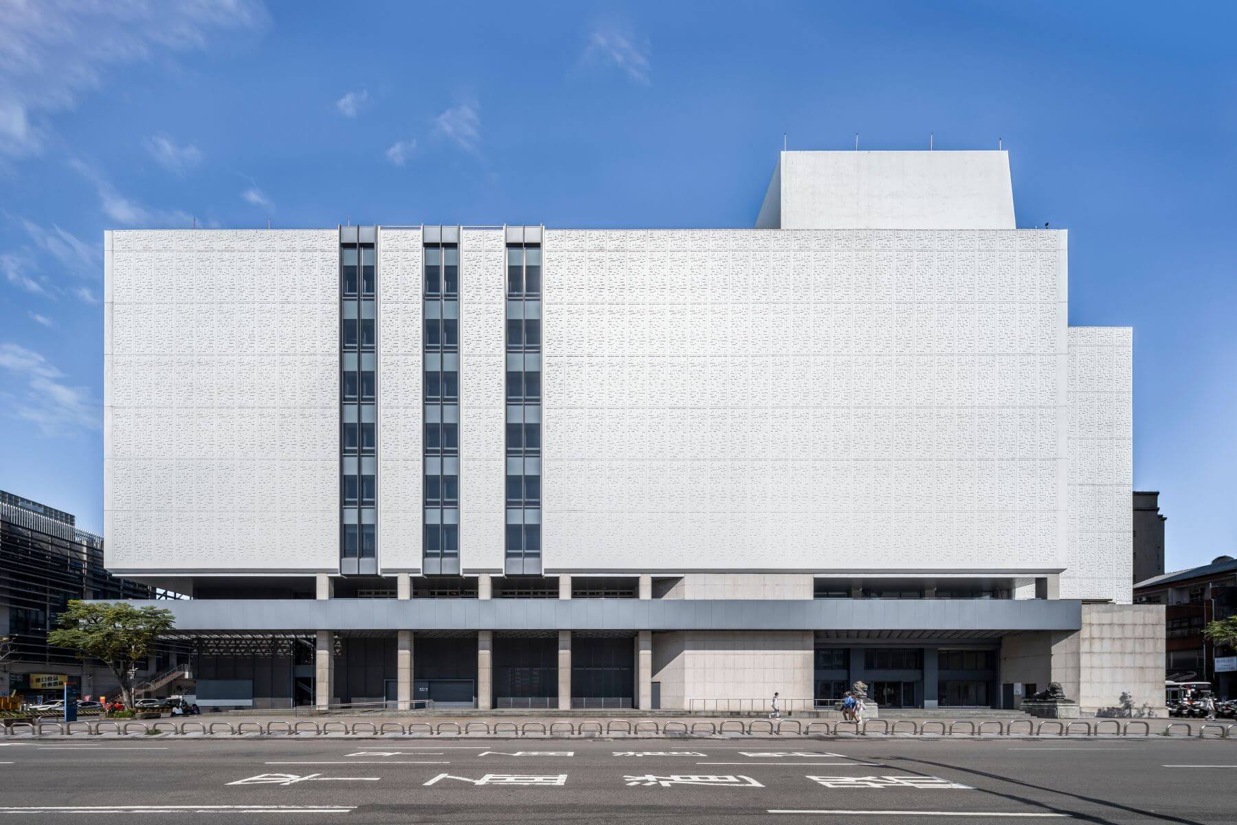 於今年4月原來的基隆文化中心1樓到3樓正式轉變為「基隆美術館」。（圖/禾磊建築提供）