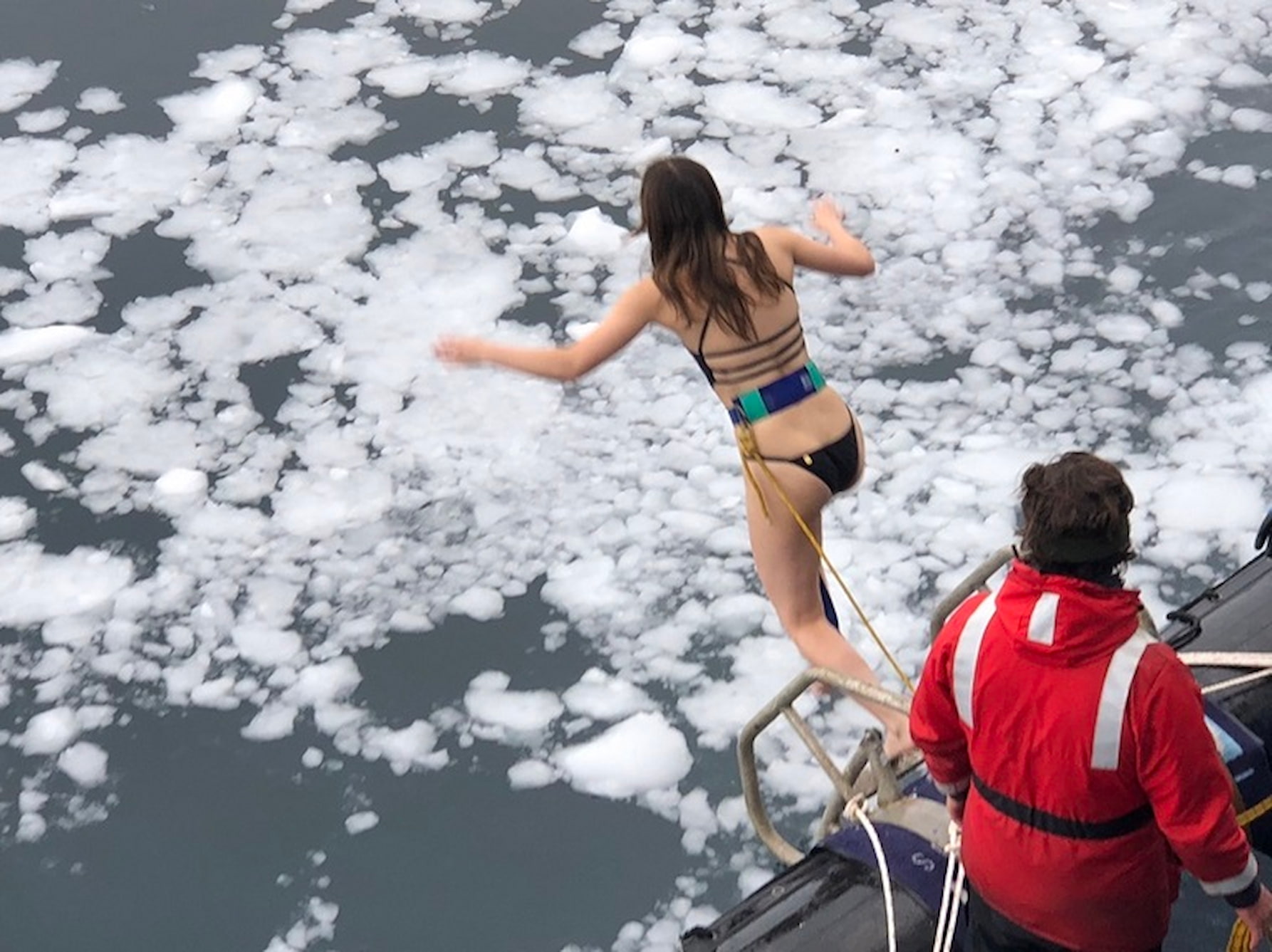 跳水是很受歡迎的南極體驗項目。（圖／雄獅旅遊） 