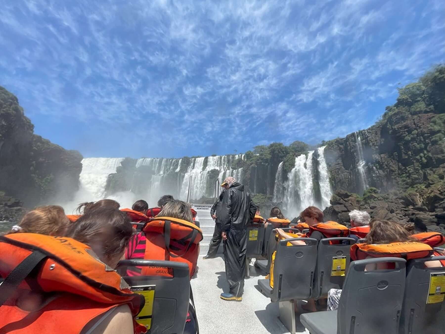 伊瓜蘇瀑布乘著衝鋒艇靠近瀑布峽谷，近距離感受瀑布傾瀉而下的震撼。（圖／雄獅旅遊）