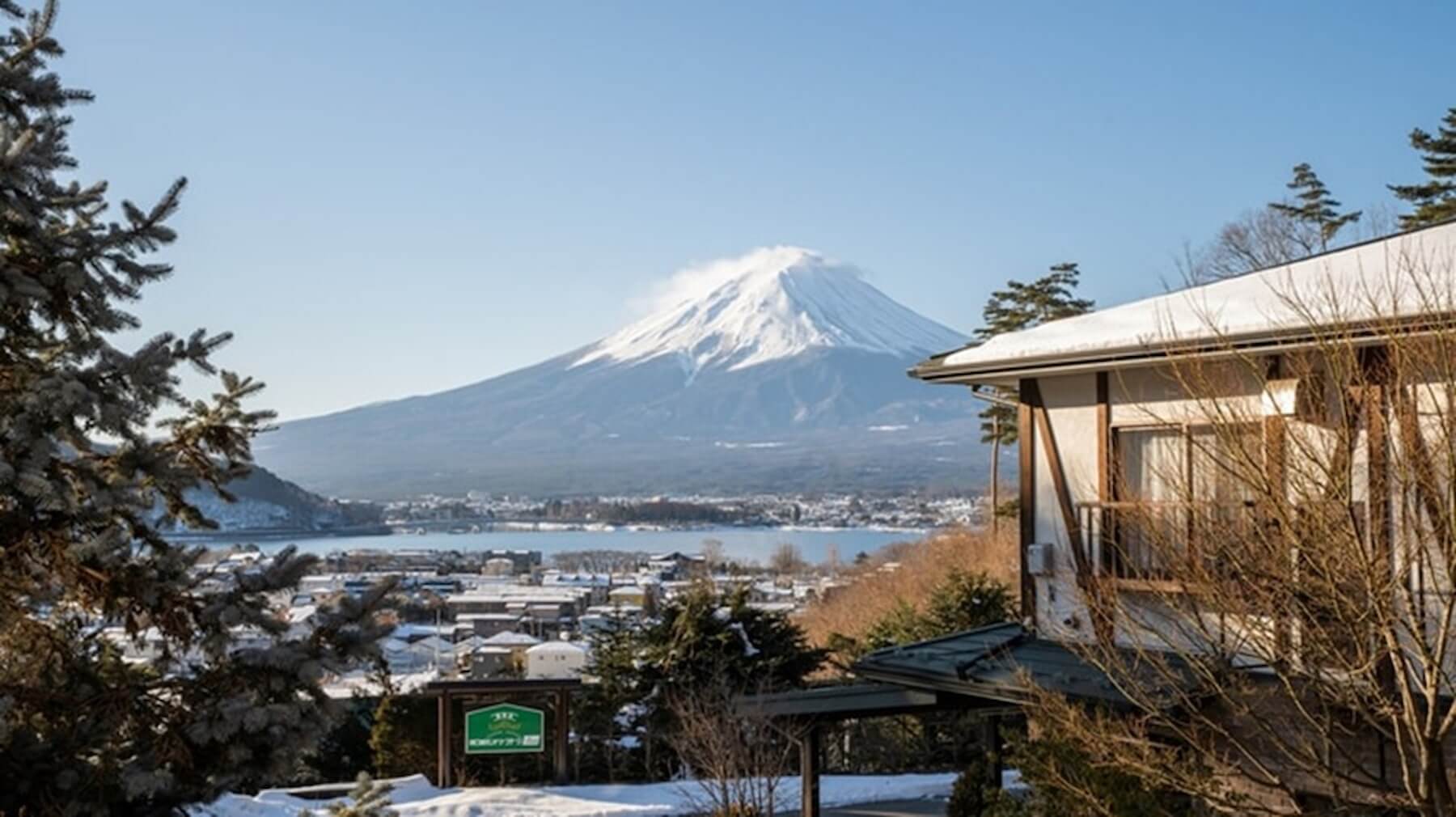 山梨縣「河口湖鄉村小屋 Ban & 豪華露營度假村」，可近觀富士山美景，人氣度高。圖片來源｜樂天旅遊