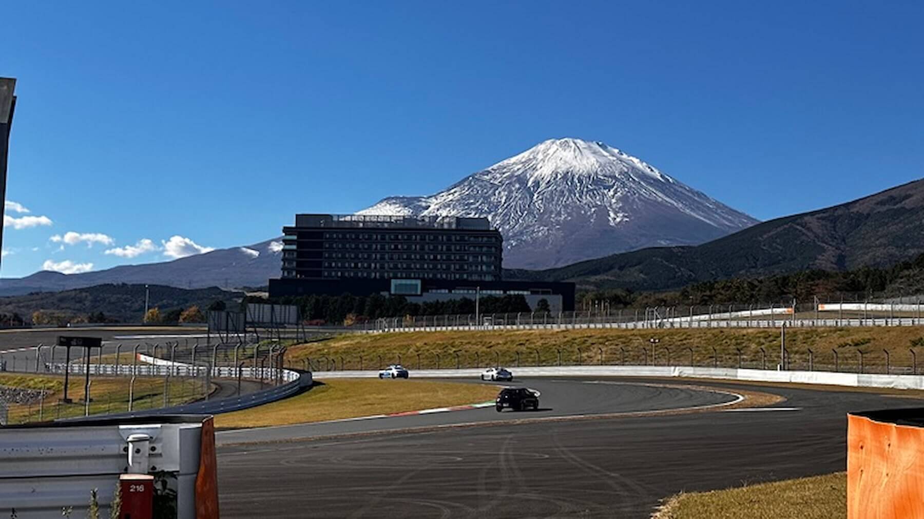 「RECAMP Fuji Speedway」位於一級賽道內的營地，白天可享受賽車從眼前呼嘯而過的刺激競技。（圖／樂天旅遊）