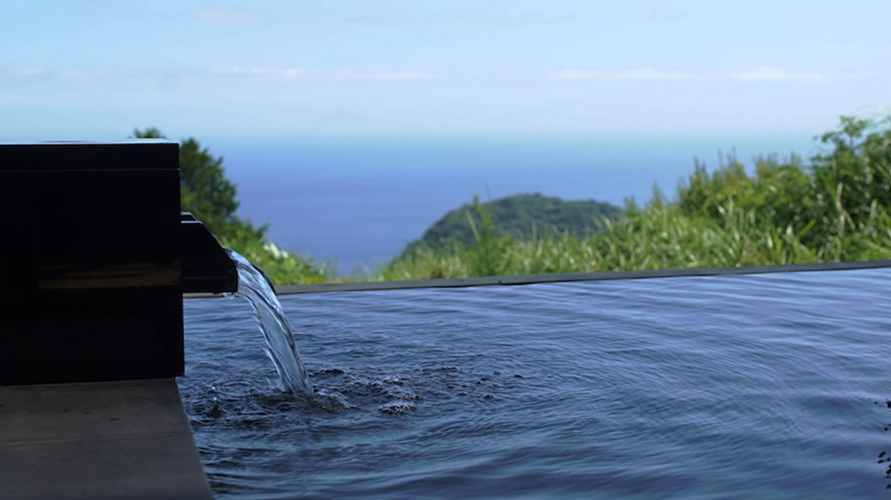 「Mahina 豪華露營水療村莊」可從海拔200公尺的高處眺望相模灣。（圖／樂天旅遊）