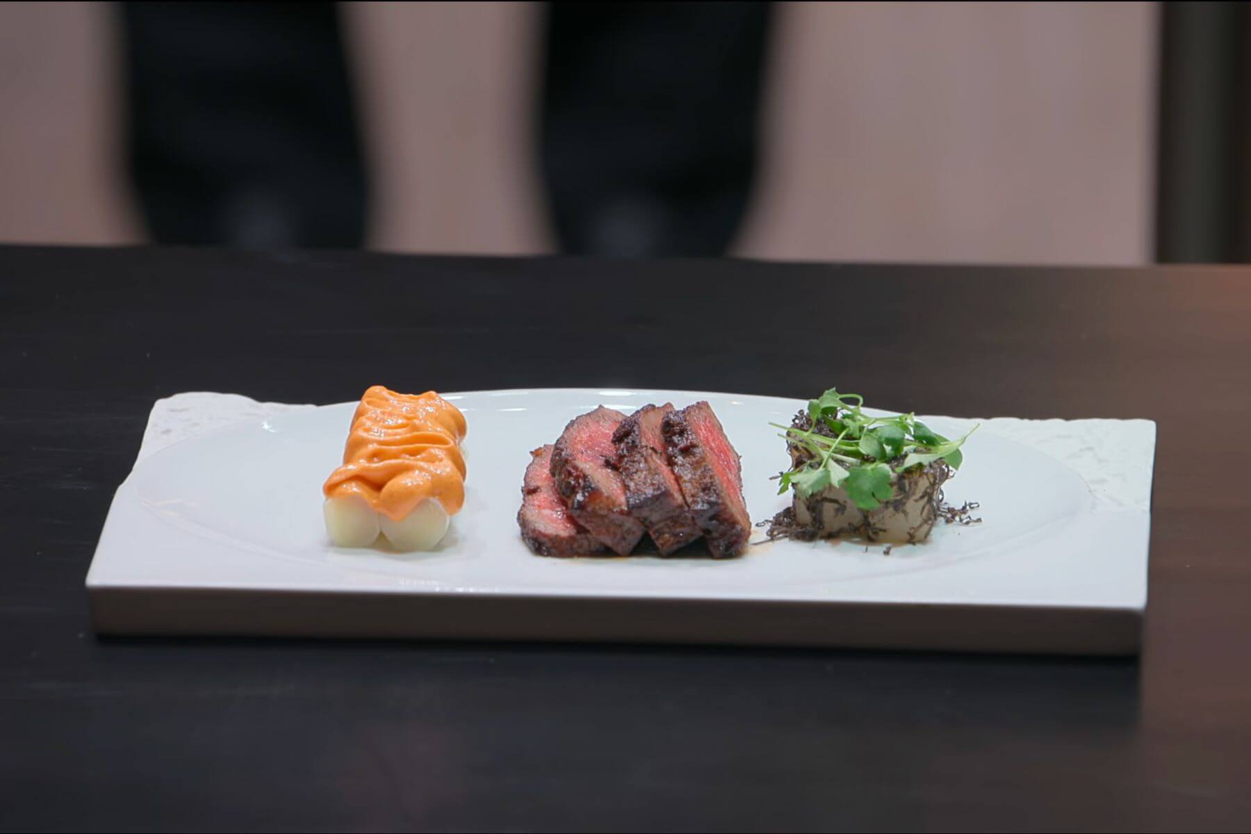 崔鉉碩主廚出戰「一二三」的三醬牛排。（圖/Netflix）