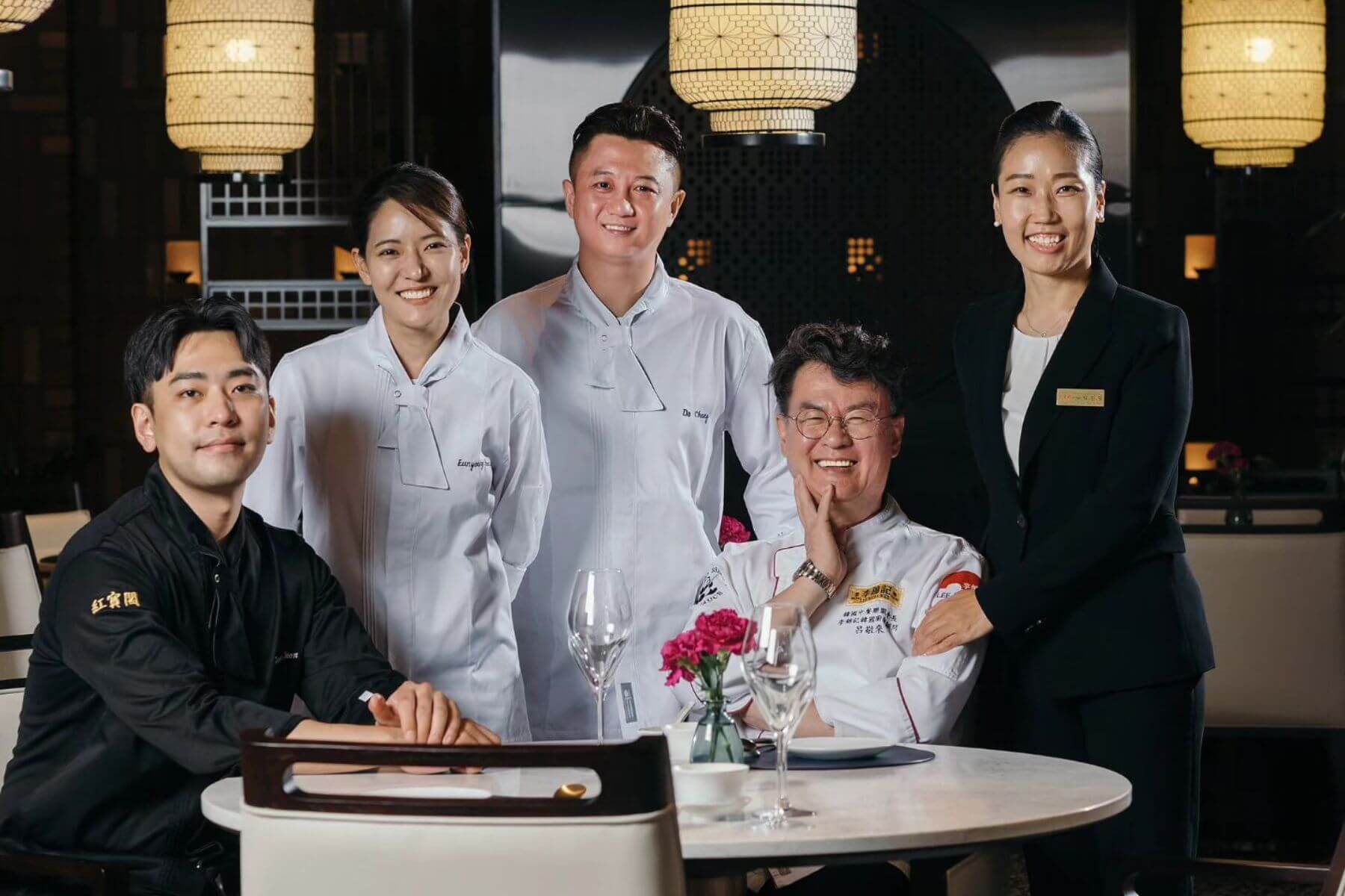 呂敬來師傅（右二）的紅寶閣中餐廳廚師團隊。（圖/Netflix）