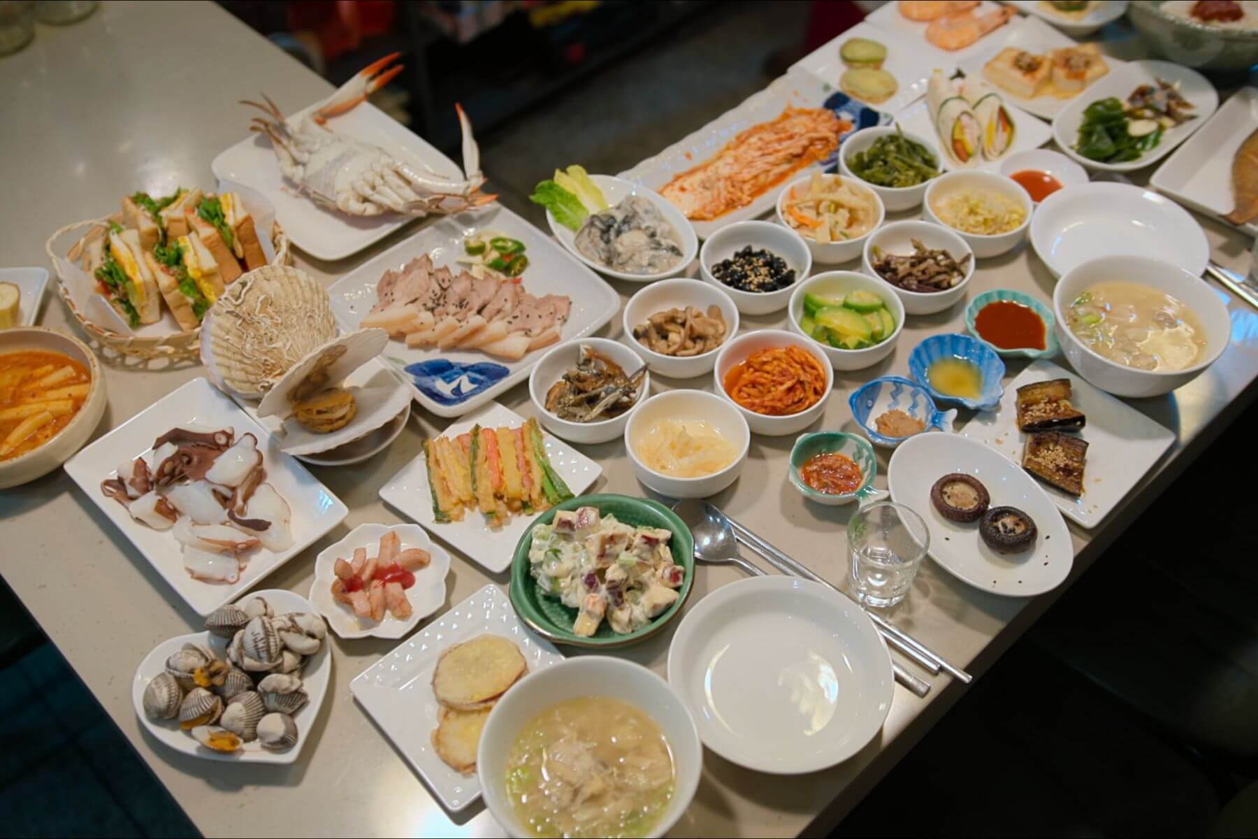 愉快的酒桌主打無菜單式韓國家常菜。（圖/Netflix）