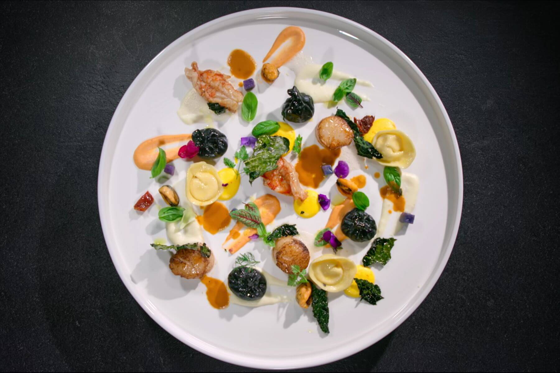 「拿坡里美味黑手黨」以色彩繽紛的海鮮麵食料理訴說拿坡里的故事。（圖/Netflix）