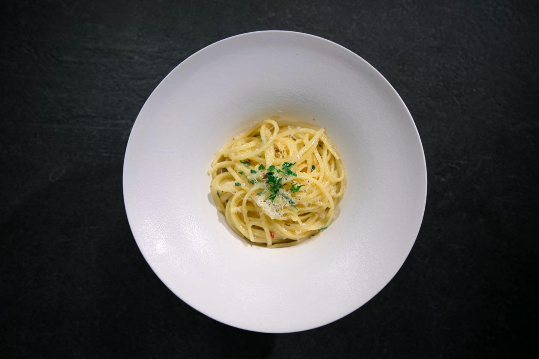 「隱藏天才」的橄欖油香蒜義大利麵。（圖/Netflix）