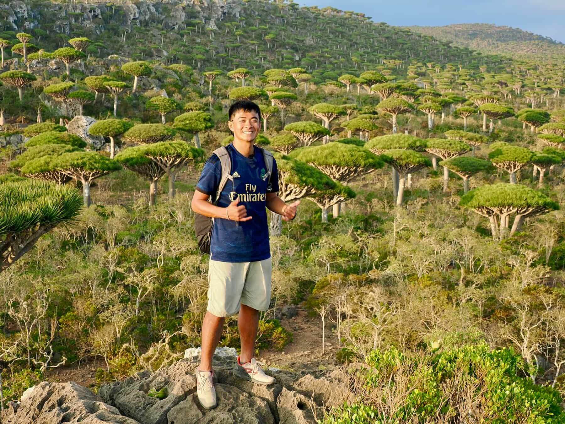 融融在葉門，背後為當地知名的龍血樹。（圖／融融歷險記Facebook）