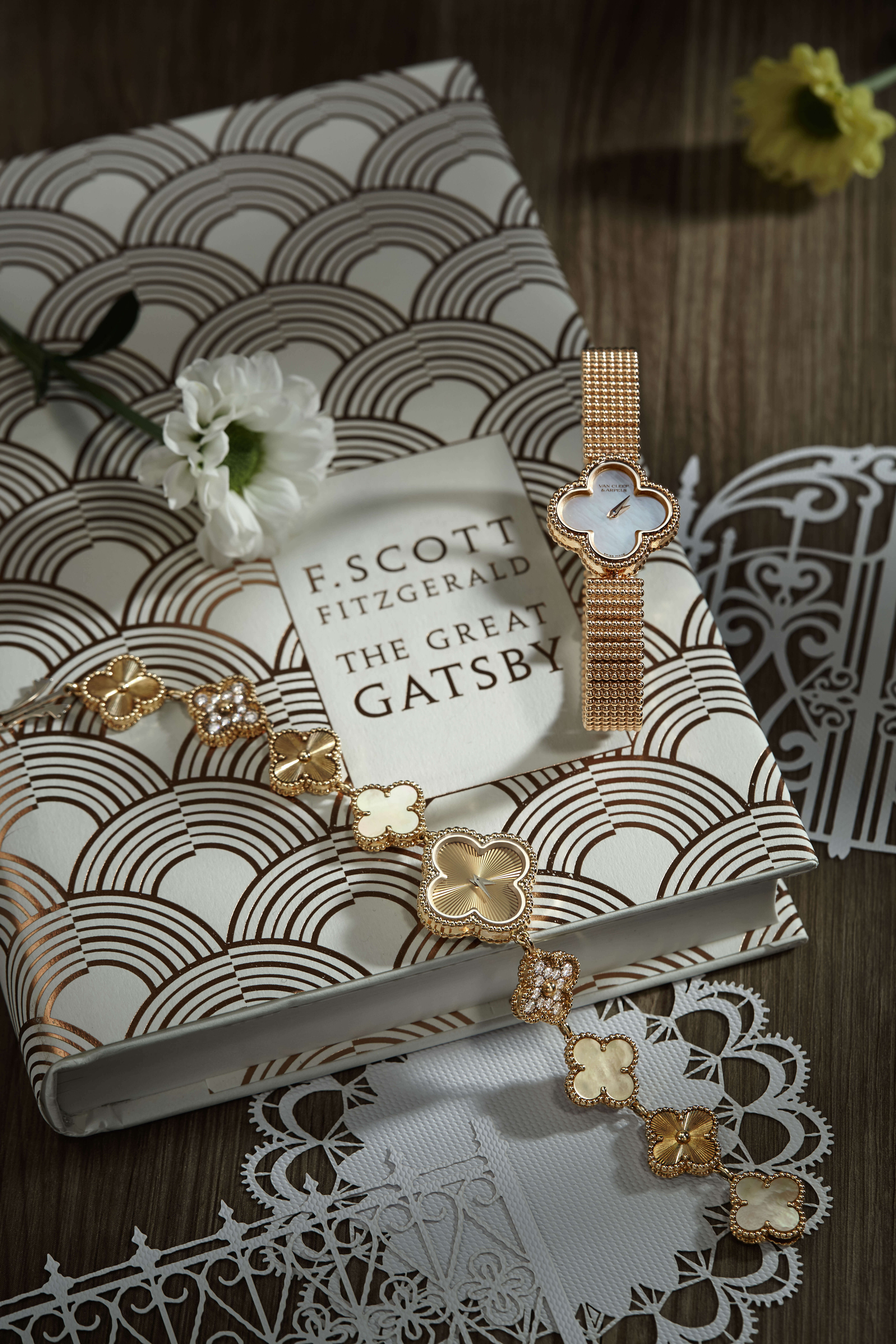 Sweet Alhambra腕錶18K玫瑰金鑲嵌珍珠母貝、Sweet Alhambra腕錶18K黃金鑲嵌珍珠母貝及鑽石 all by Van Cleef