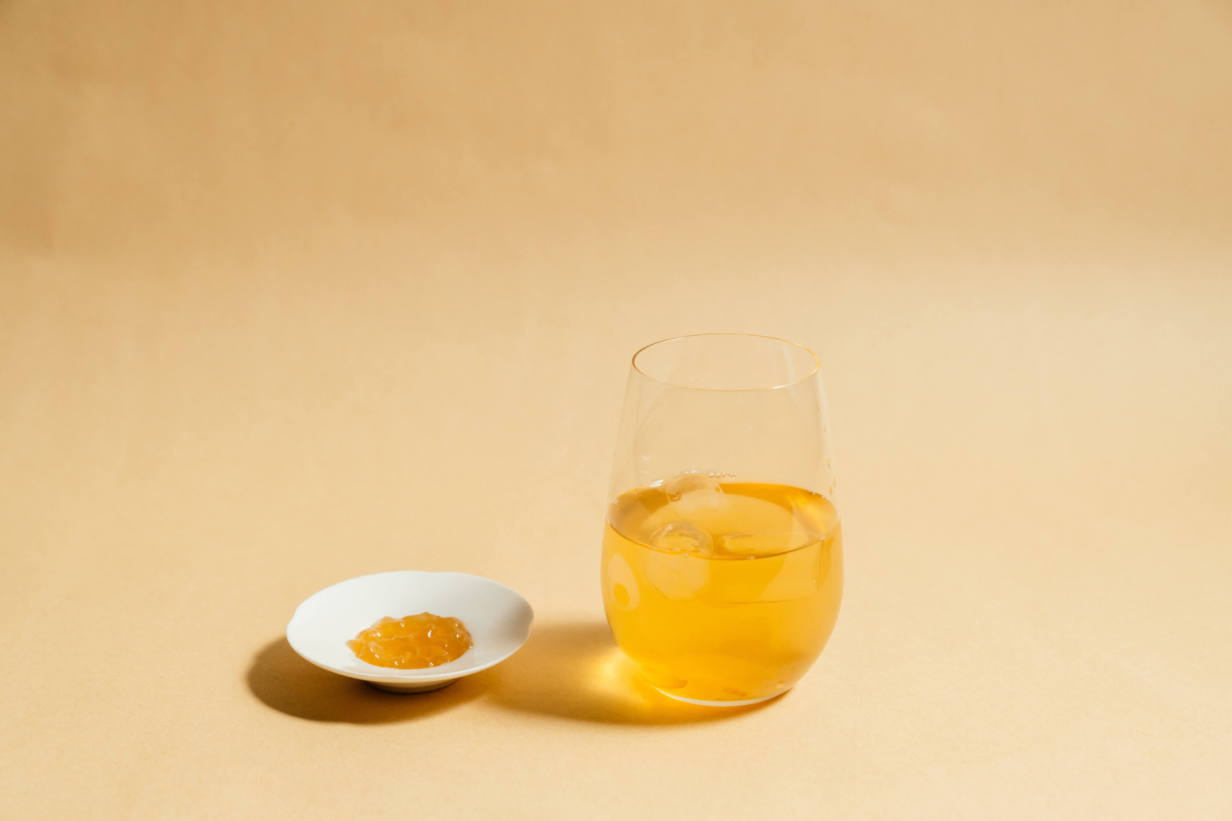 由嘉義鳳梨慢熬的果醬,不只封存四季香甜,還能為高山茶增加蜜甜感,運用雞尾酒調法變化出不需擔心苦澀的這一杯清涼。