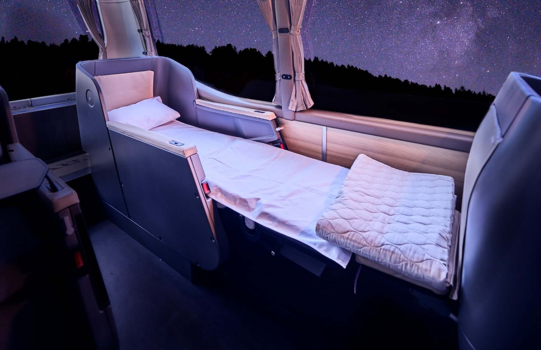 長途豪華巴士Twiliner座椅可變成一張床。（圖片來源／Twiliner）