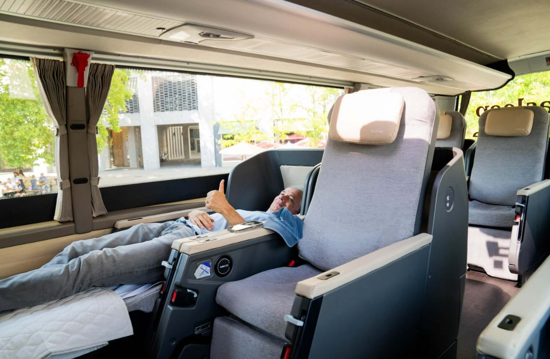 長途豪華巴士Twiliner附上枕頭與毯子，讓乘客能夠平躺入睡。（圖片來源／Twiliner）