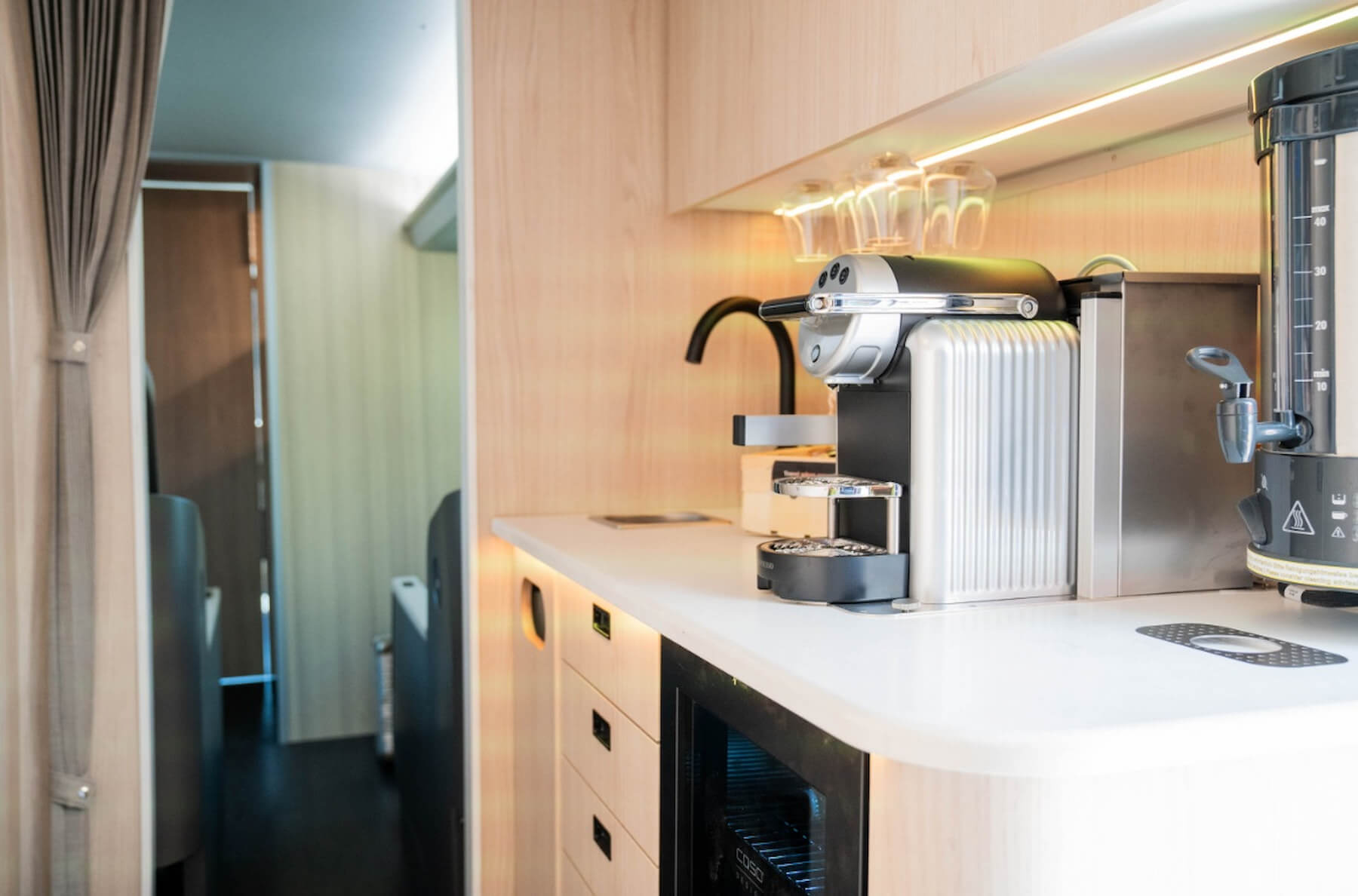 車上提供咖啡、茶水。（圖片來源／Twiliner）