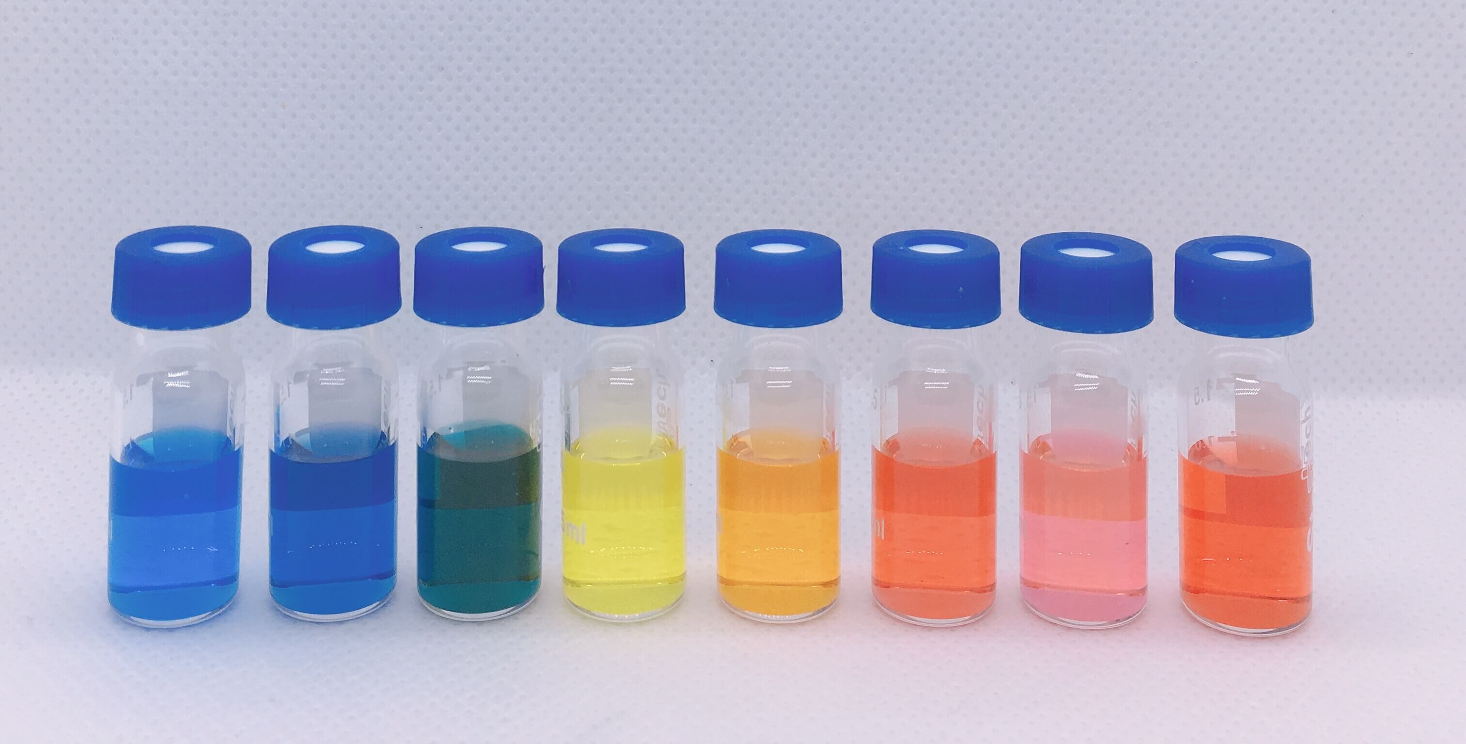 目前台灣核准的人工合成食用色素有8種，由左至右分別為食用藍色1號、食用藍色2號、食用綠色3號、食用黃色4號、食用黃色5號、食用紅色6號、食用紅色7號、食用紅色40號。（圖／取自彰化縣政府衛生局網站）