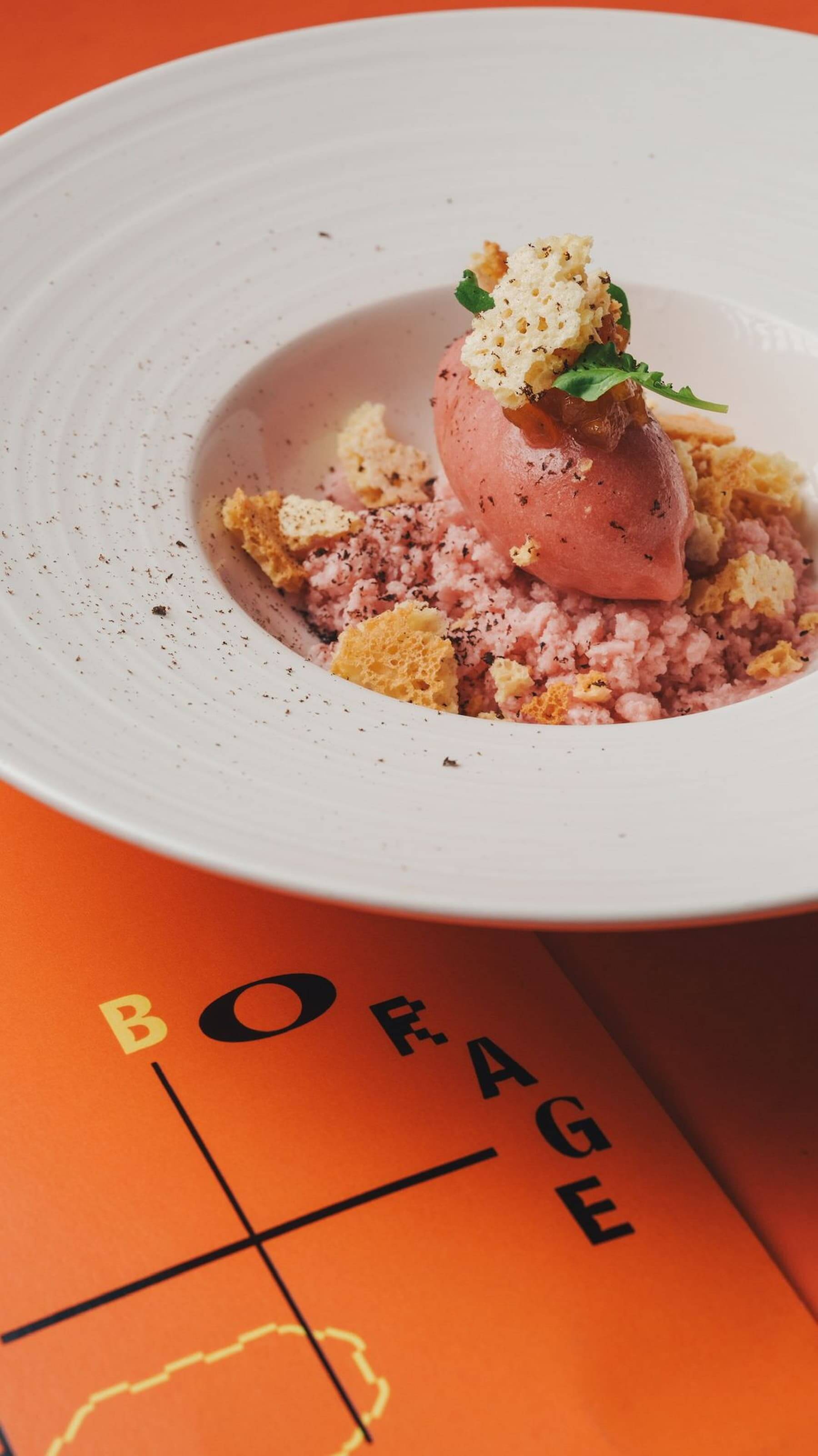 這一道甜點結合波多黎各調酒的元素想法為出發，帶入高雄風情，再配上焦糖鳳梨與杏仁脆餅增添酥脆口感。（圖片來源／灃食公益飲食文化教育基金會提供）