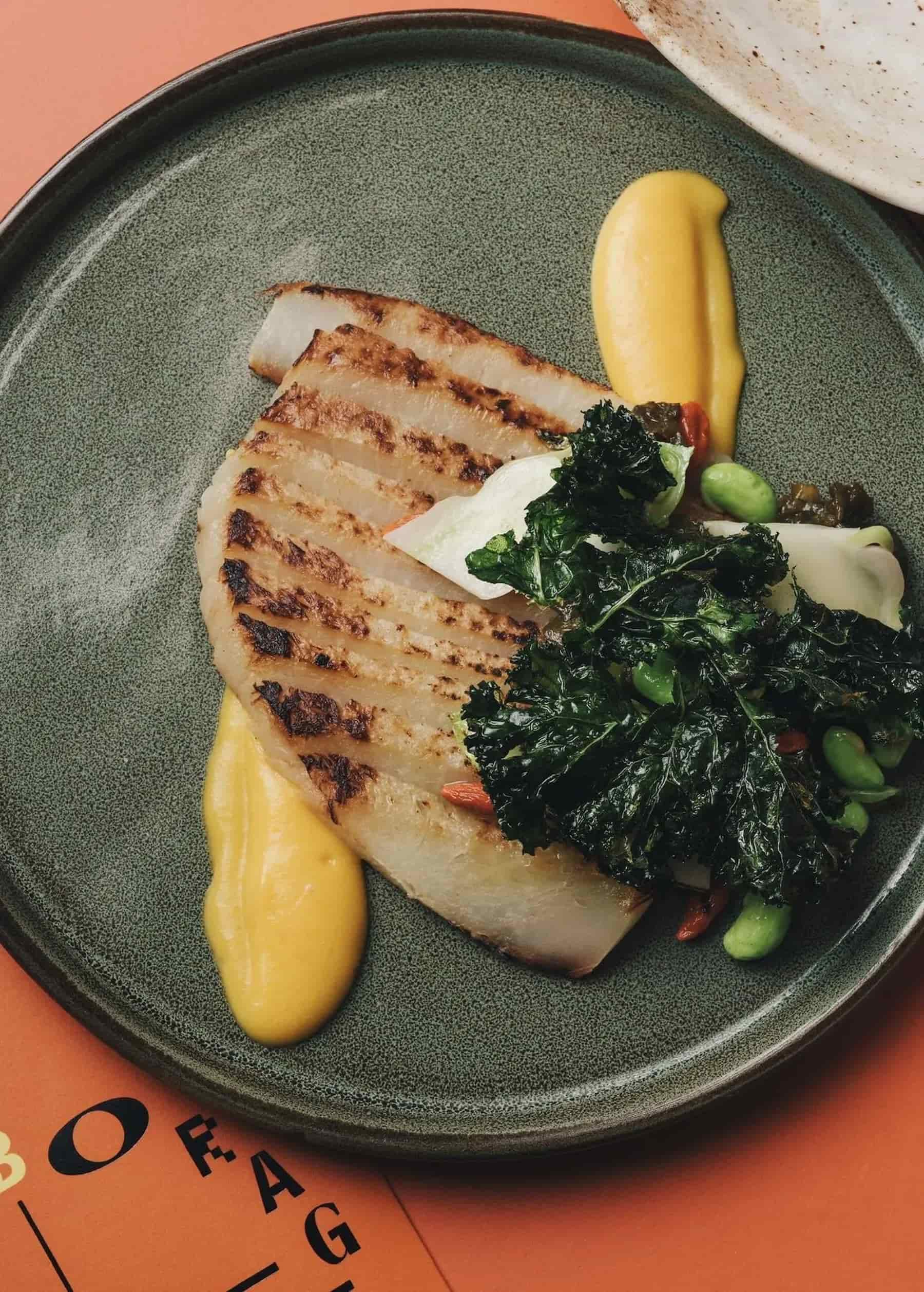 Austin以爐烤的方式襯托大頭菜本身的風味，並搭配毛豆、羽衣甘藍，底醬選用宜蘭金棗做成的醬汁而成的開胃菜。（圖片來源／灃食公益飲食文化教育基金會提供）