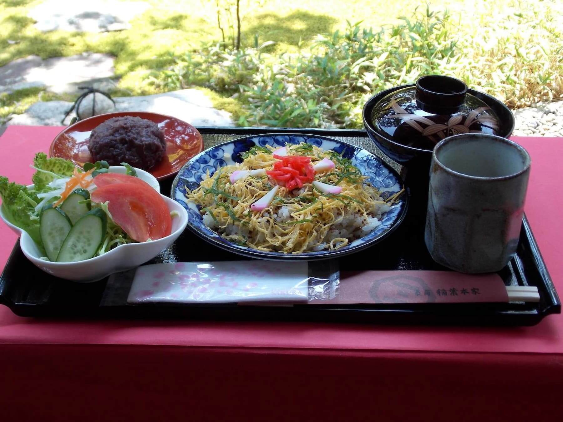 豪商稻葉本家以鯖魚罐頭精心製作的碎魚肉,可品嘗道地丹後散壽司滋味。圖片來源|京都府觀光連盟