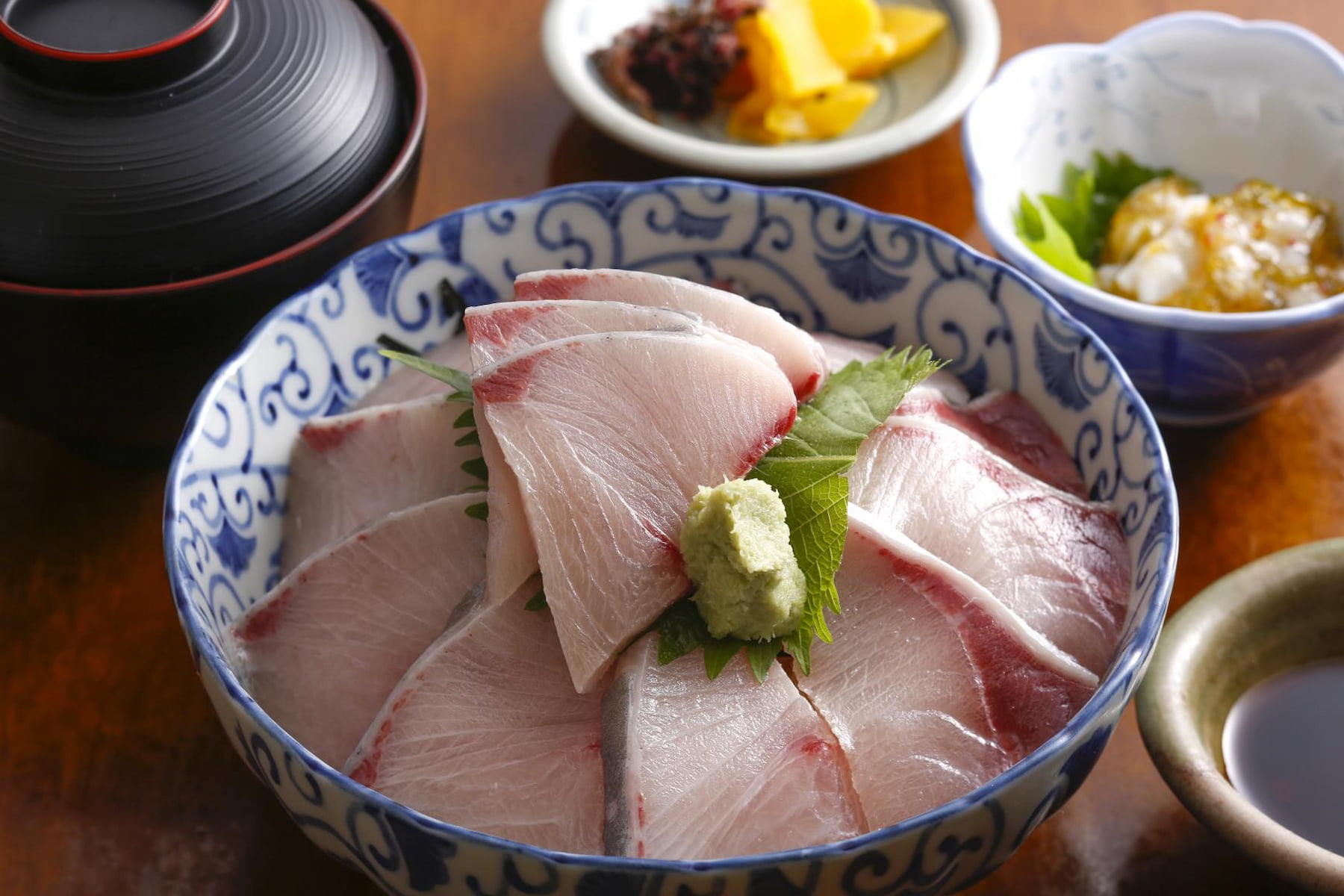 御食事處 油屋以燉煮、炭烤、生魚片三種方式呈現鰤魚饗宴。圖片來源|京都府觀光連盟
