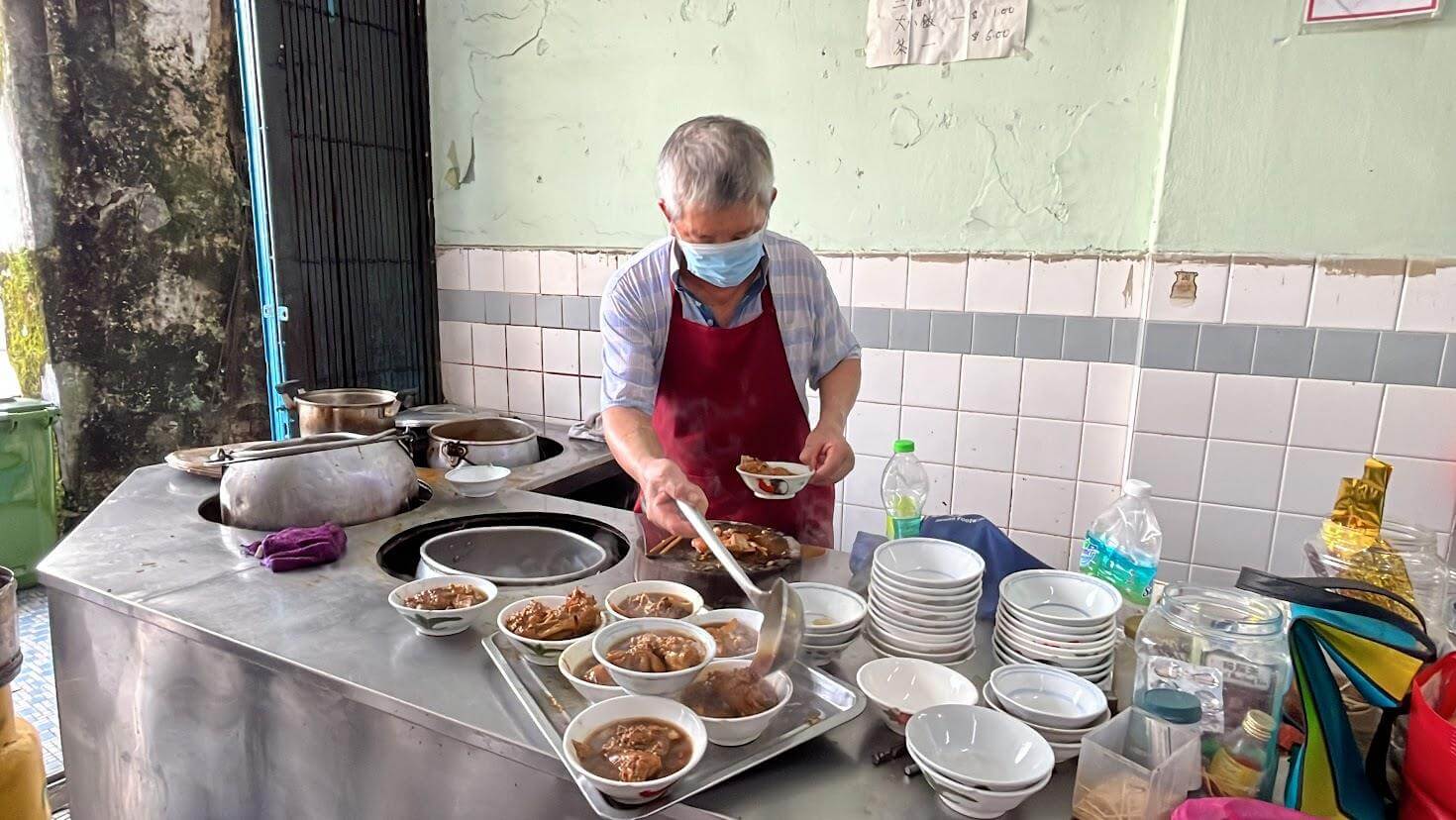 巴生當地人習慣早餐吃肉骨茶,用餐前會先使用熱水燙洗餐具,再沖泡中式茶飲享用。