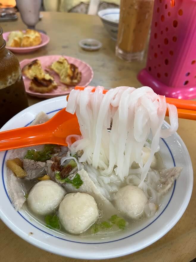 粿條湯有豬肝、魚餅、魚丸、肉片等配料可做搭配。