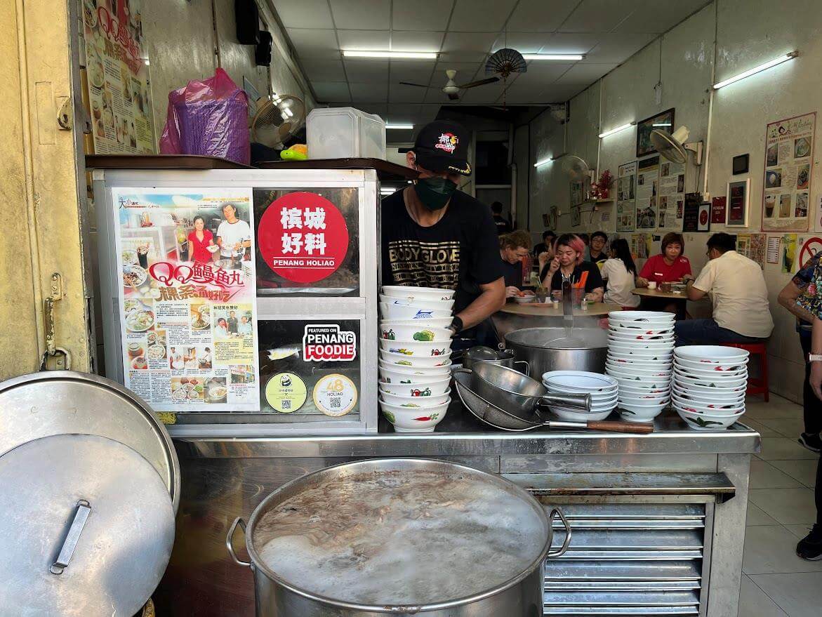 椰腳粿條湯一早就門庭若市。美味的關鍵在於攤前不斷熬煮的大鍋湯。