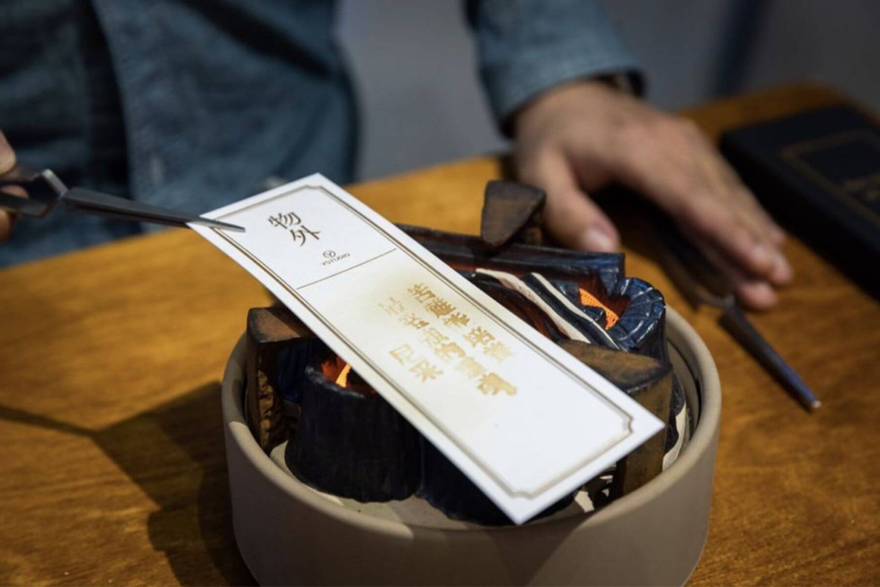 「物外YSTUDIO」再次帶來最受歡迎的「2025烤烤文字現身術」，透過烘烤籤詩，文字煉金術將浮現今年的愛情事業運勢。