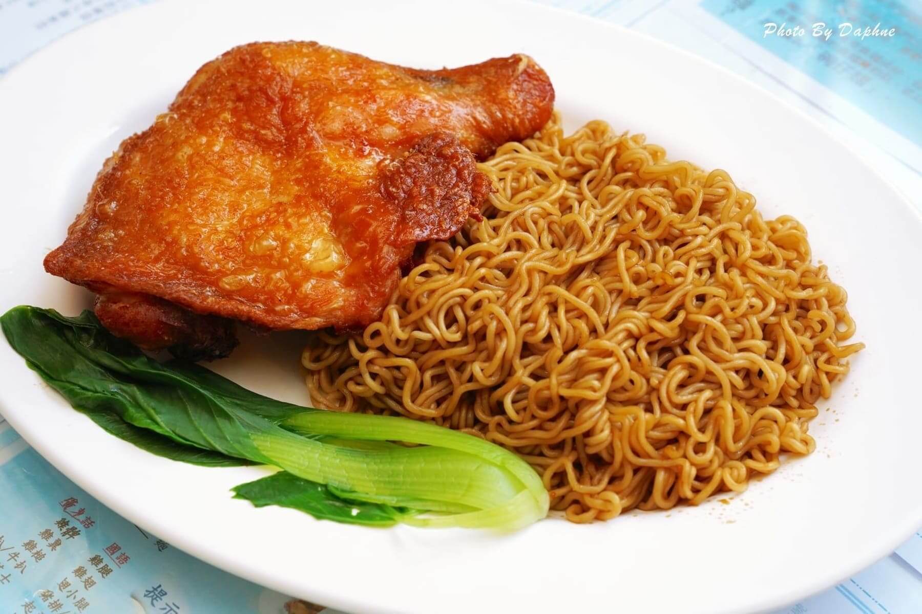 萬芳冰室的招牌炸雞脾撈公仔麵（圖片來源／萬芳冰室Facebook）