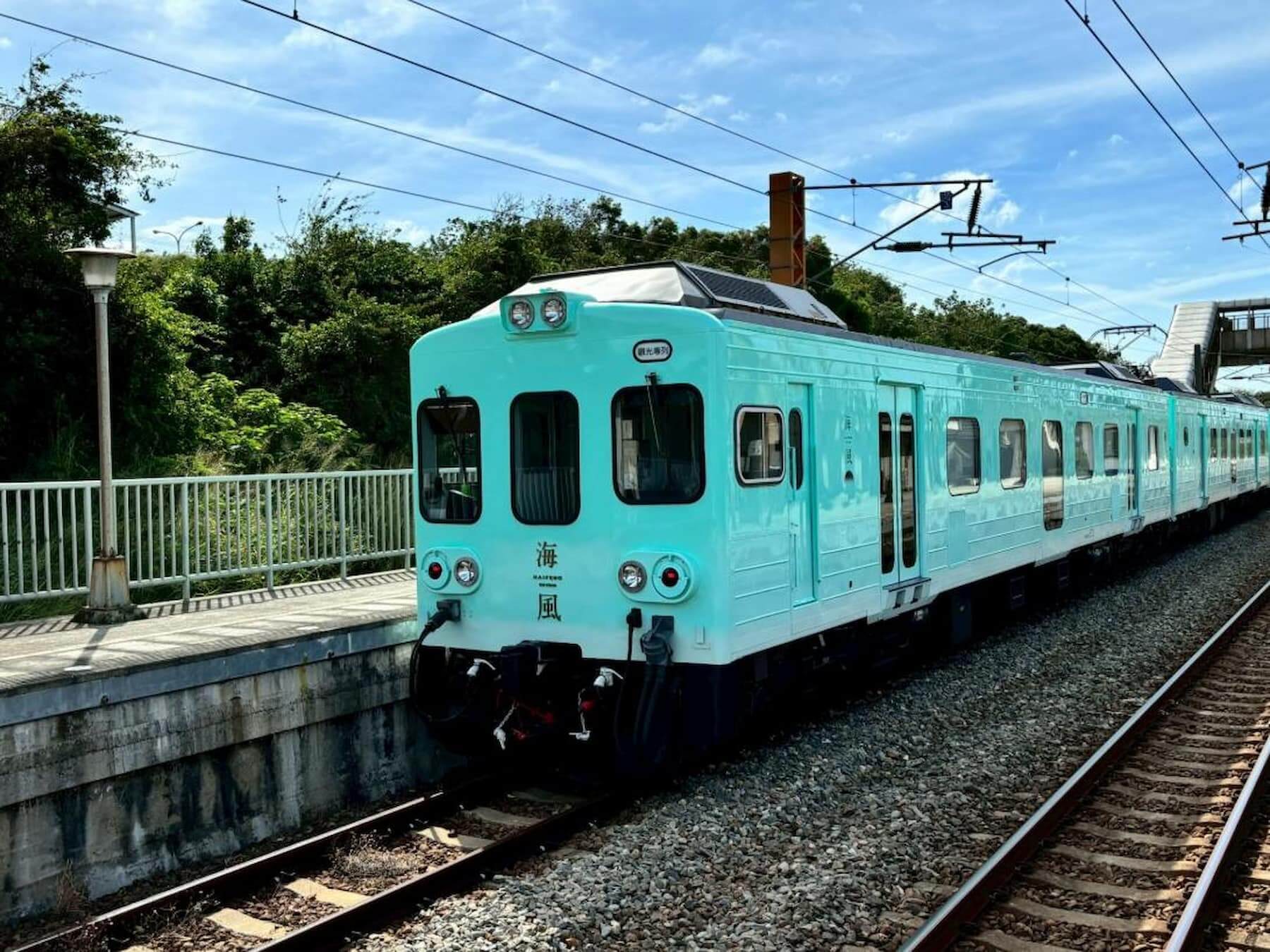 富邦美術館首次結合雄獅旅遊熱門的甜點觀光列車，9月29日推出「富邦美術館 x 海風號」。（圖片來源／雄獅旅行社）