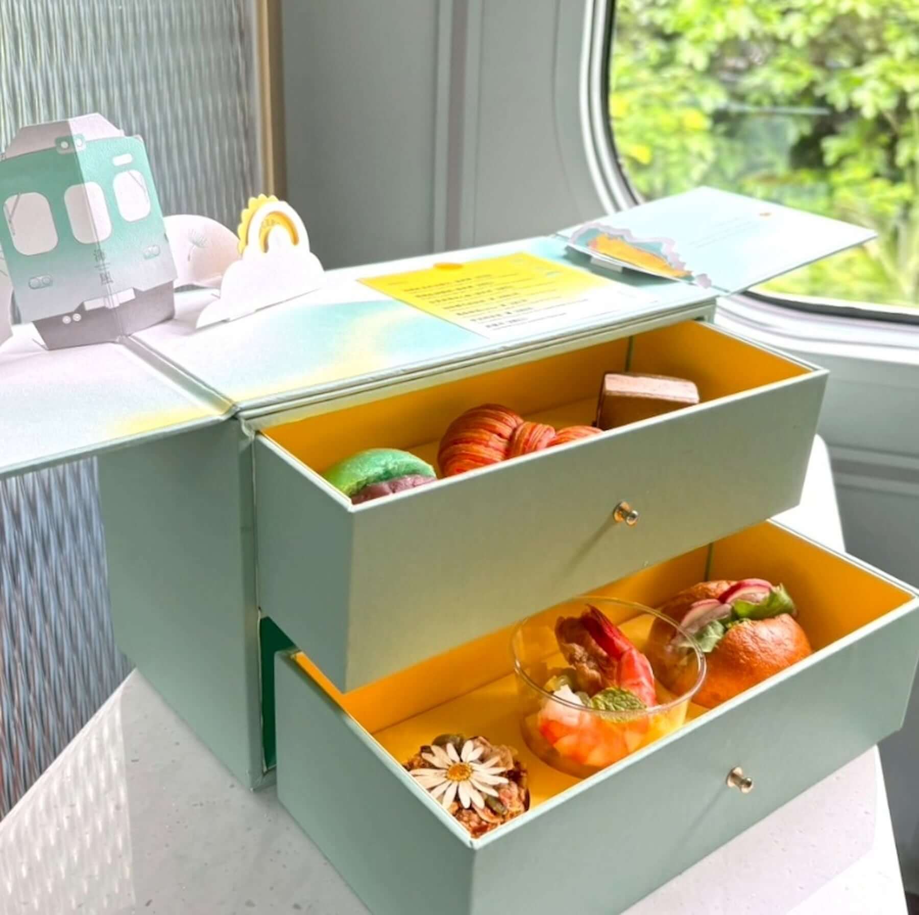 「富邦美術館 x 海風號」精緻點心盒同步登場，成人版內含 6 款點心，兒童版則提供 3 款點心。（圖片來源／富邦美術館）