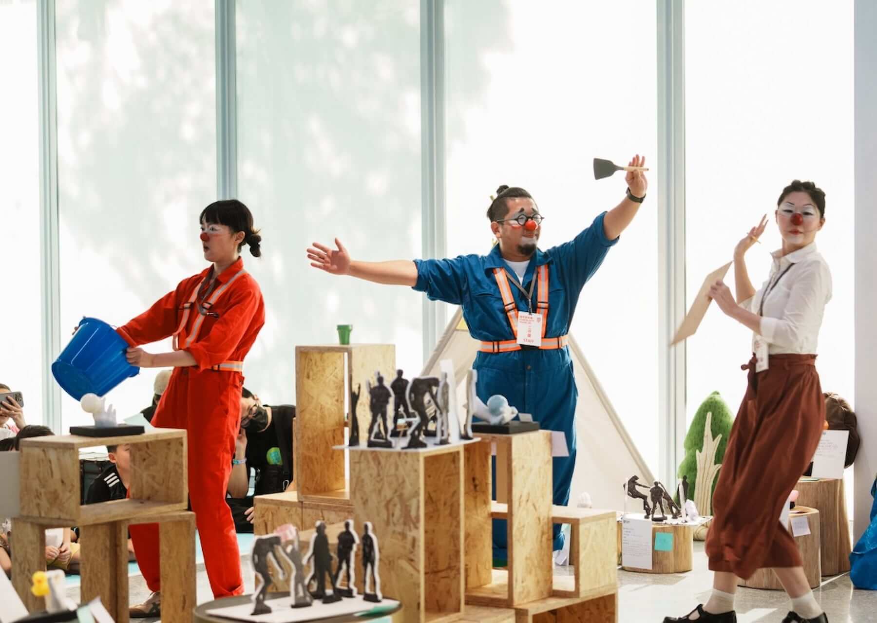 流浪小丑劇團獨家現身甜點列車。（圖片來源／富邦美術館）