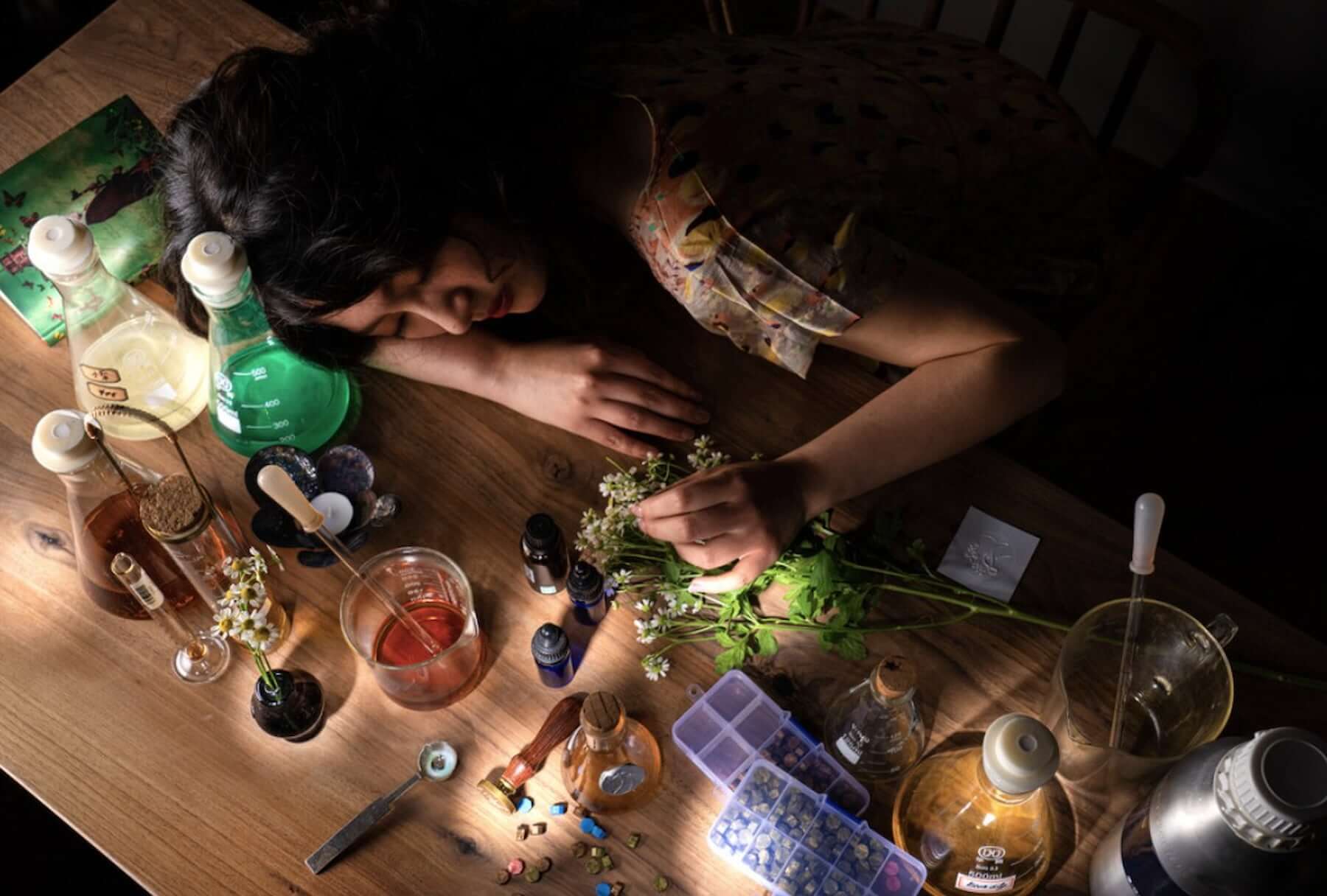 調香師古乃方以燒杯調香，帶領觀眾認識調香工藝。（圖片來源／富邦美術館）