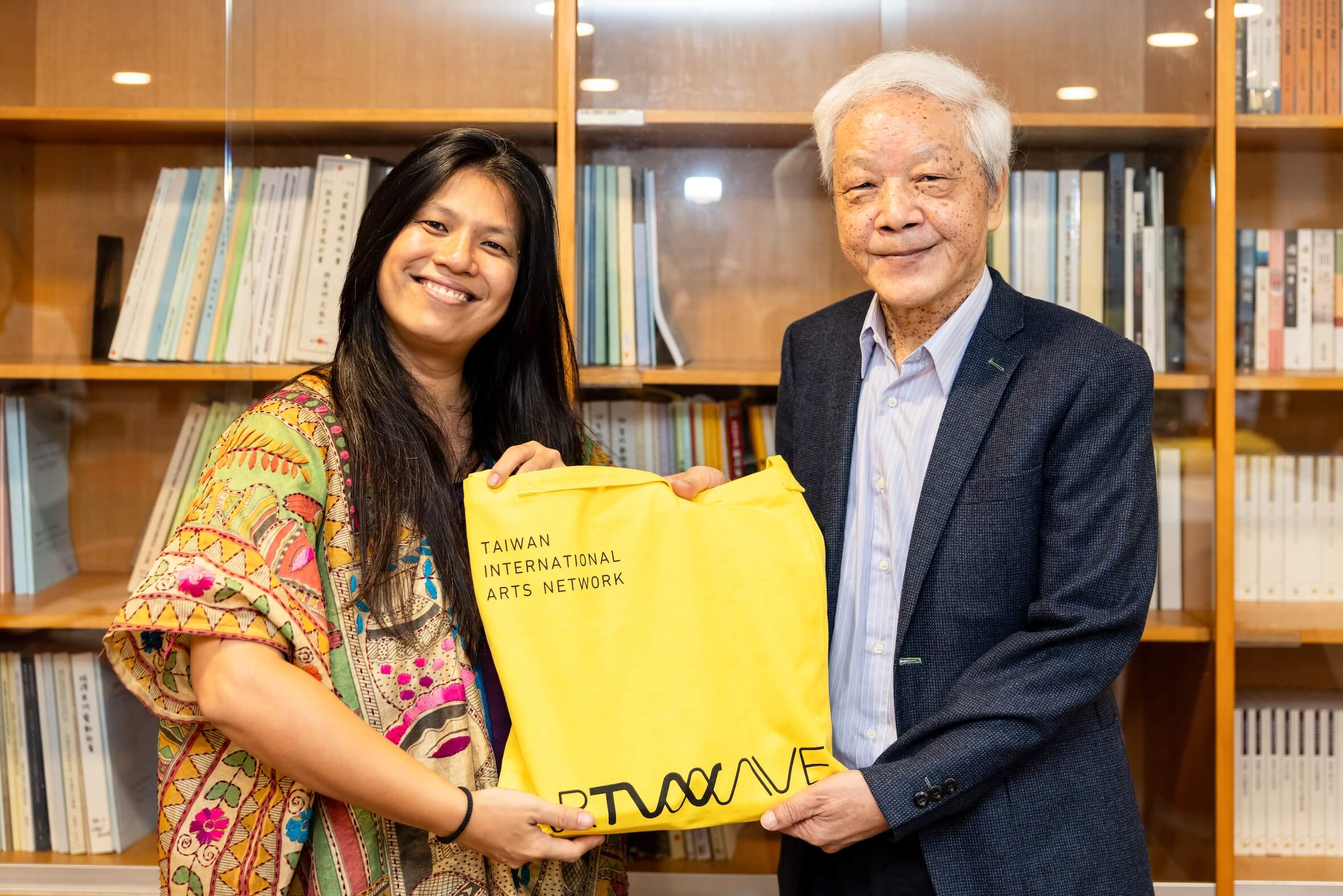 林介文(左)創作橫跨金工、編織、裝置與錄像藝術,深入學習傳統技藝,並將其轉化為當代藝術語彙,開展具身體性與文化厚度的創作實踐。